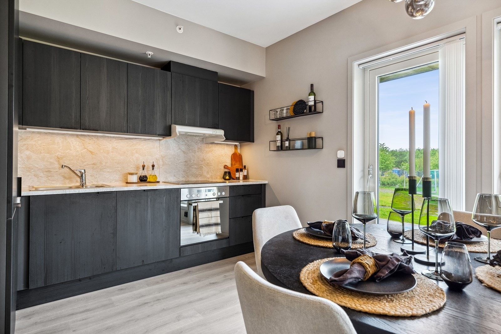 Nærheten mellom kjøkkenet og spiseplassen gjør matlagingen sosial og serveringen enkel. Galleribilde