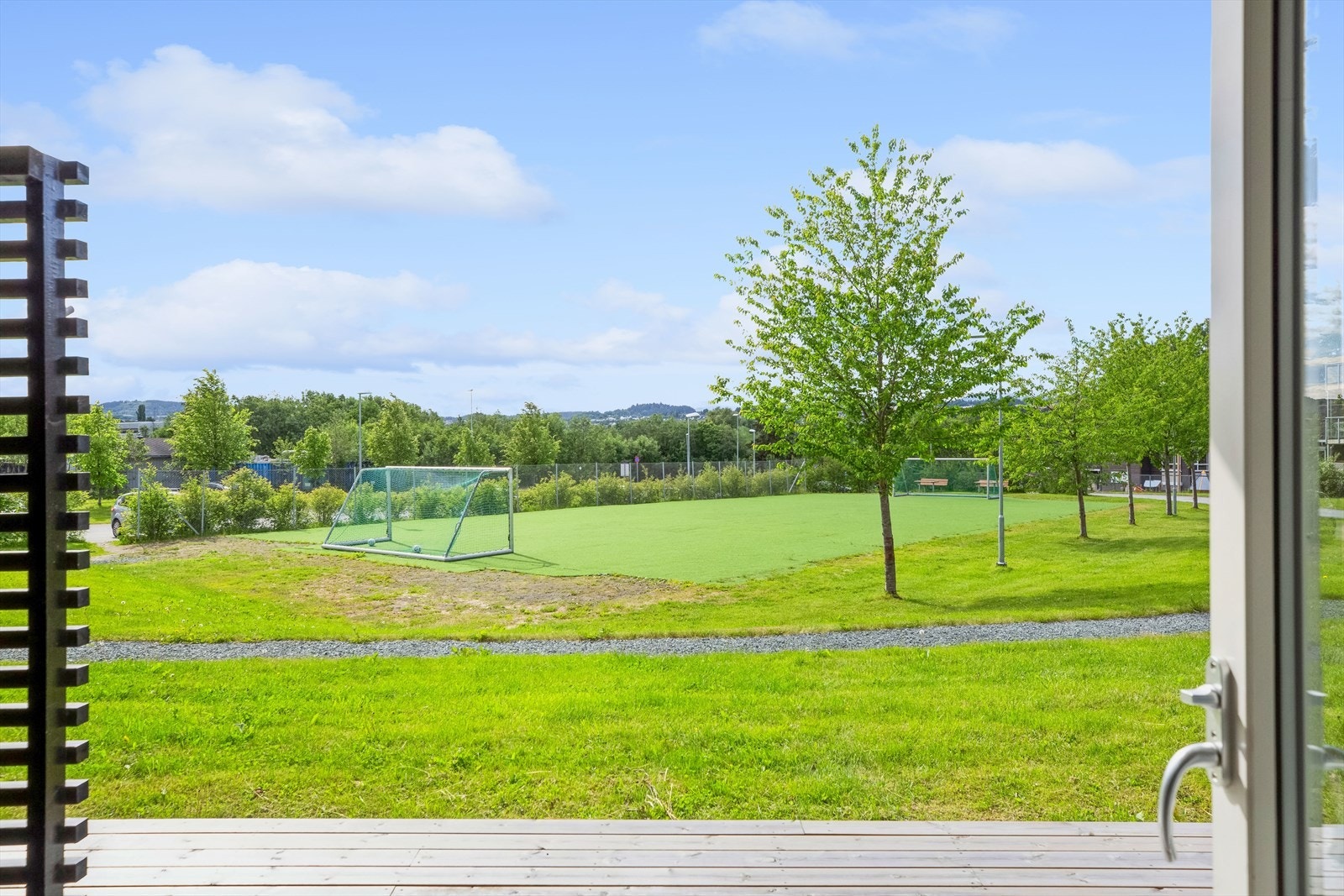 Det er fotballøkke med kunstgress i nabolaget. Galleribilde
