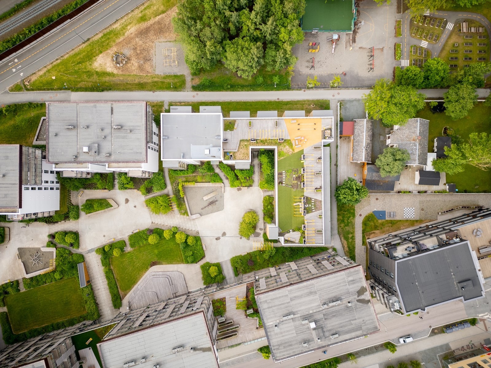 Leiligheten har i dag flotte uteområder med mye grøntareal. Galleribilde