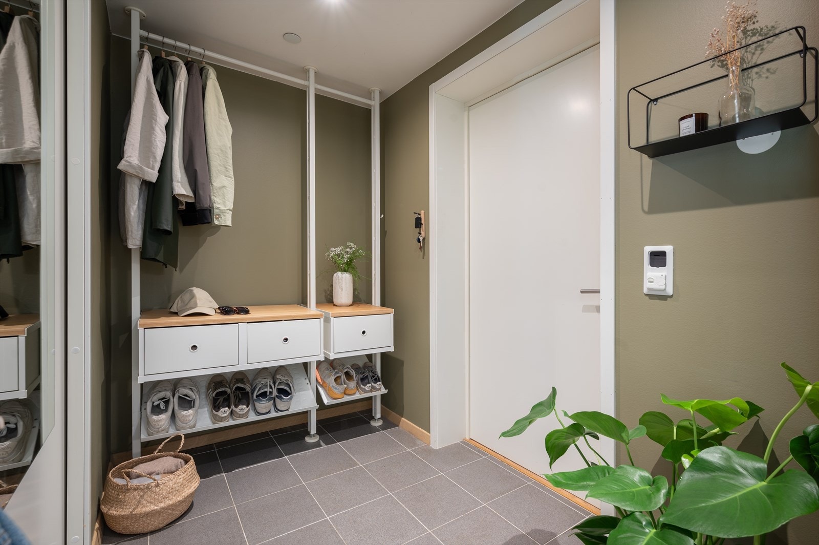 Leiligheten har en svært praktisk og privat entré. Galleribilde