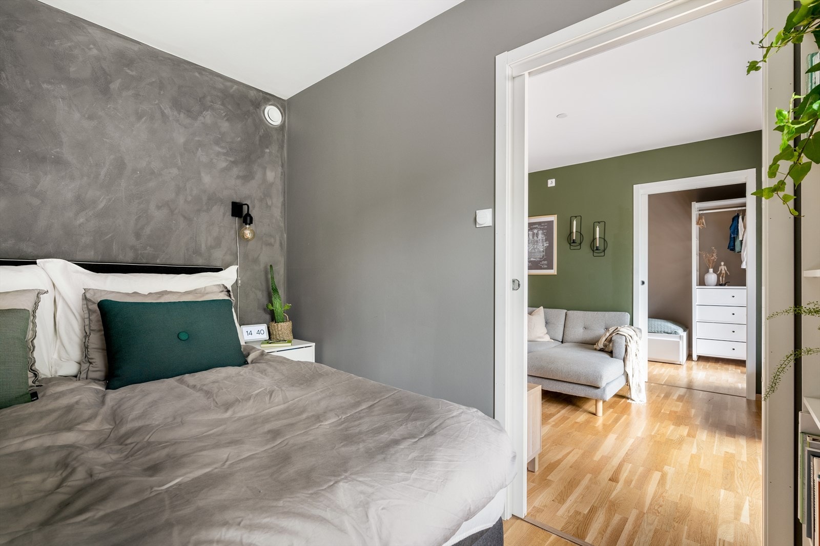 Soverommene ligger på hver sin side av stuen. Galleribilde