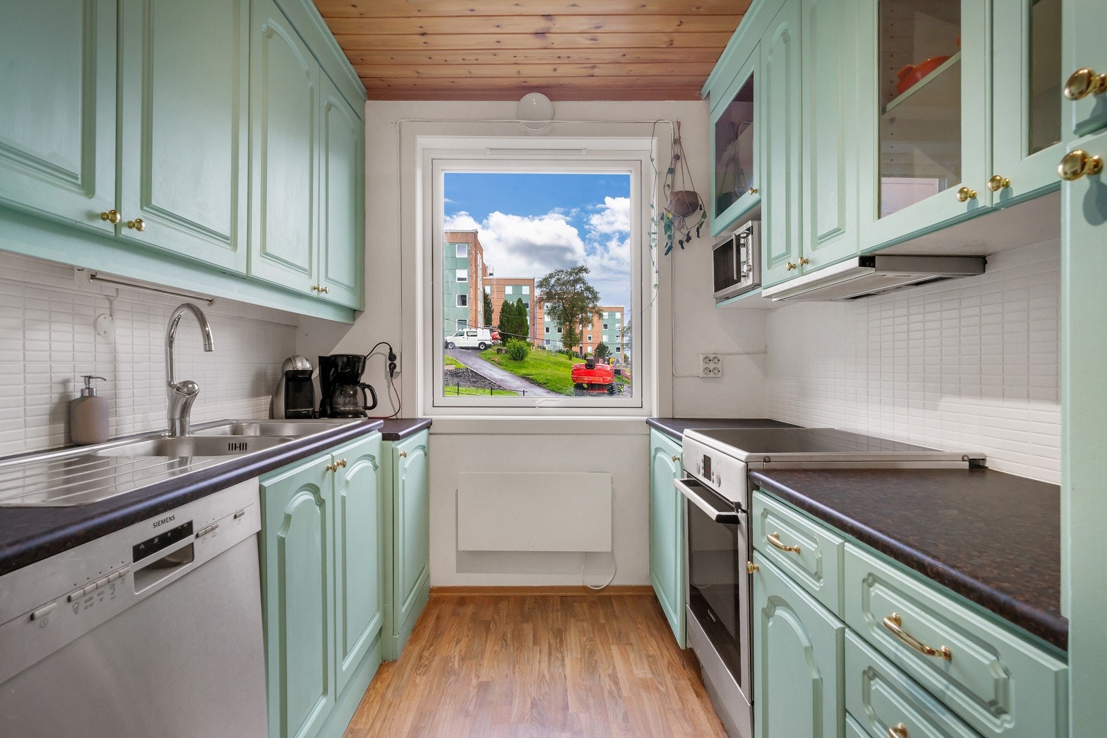 Kjøkkenet tilbyr rikelig med benke- og lagringslpass. Hvitevarer kan medfølge handelen om ønskelig Galleribilde