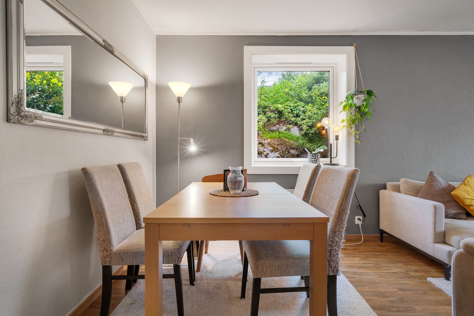 Stuen måler ca. 23,5 kvm og forlenges av balkongen på 12 kvm Galleribilde