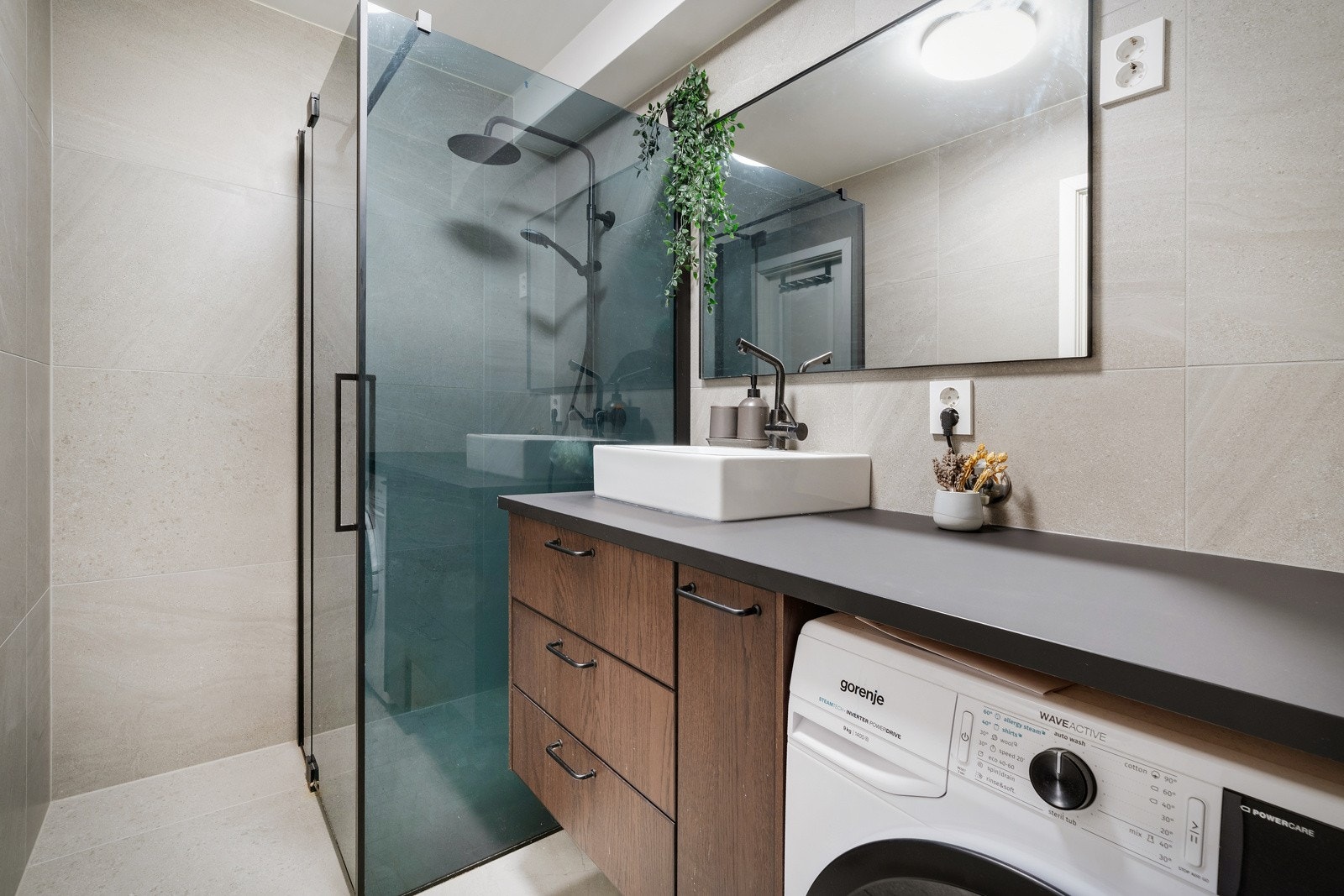 Boligen har adskilt bad og toalettrom. Bad ble oppgradert i 2021 Galleribilde