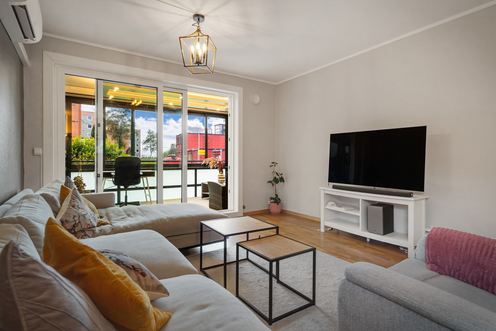 Boligen er tilknyttet fiberbredbånd med uttak i stue. TV- og internett omfattes av månedlige felleskostnader Galleribilde