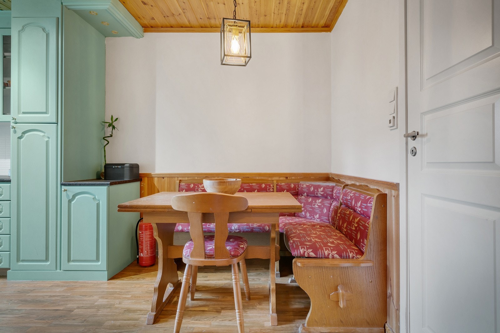 Utstyrt med fastmontert sittegruppe Galleribilde