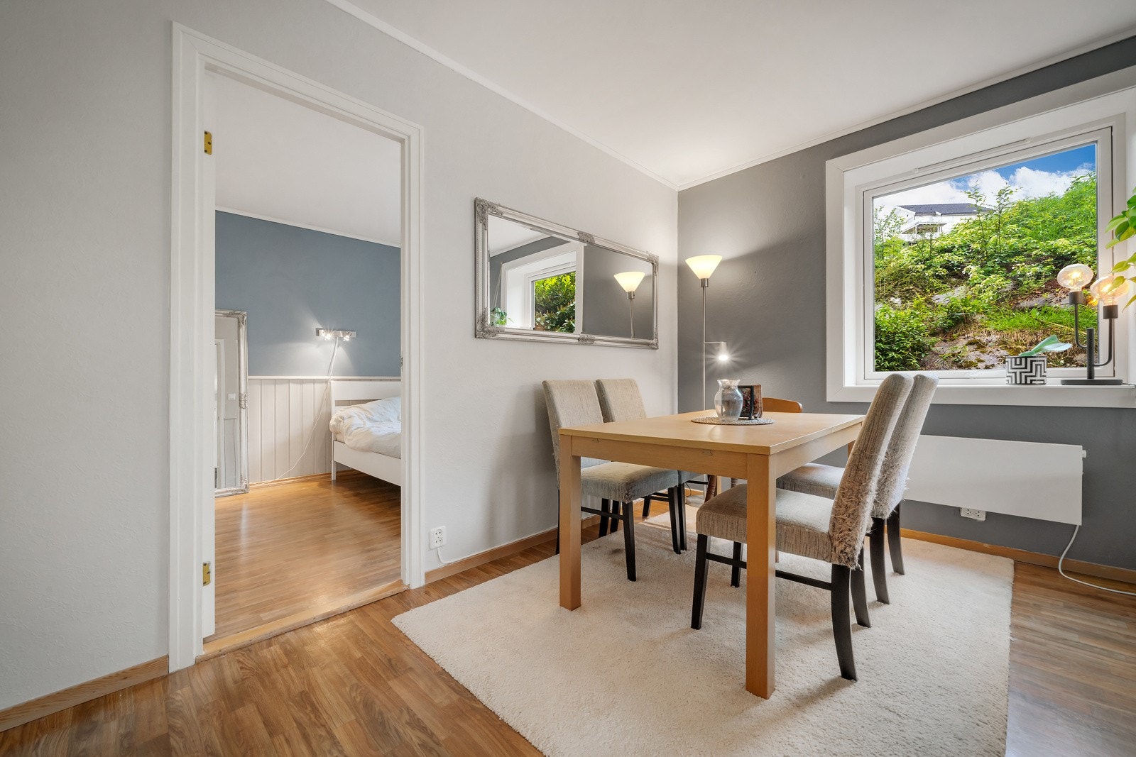 Fra stuen er det tilkomst til boligens hovedsoverom Galleribilde