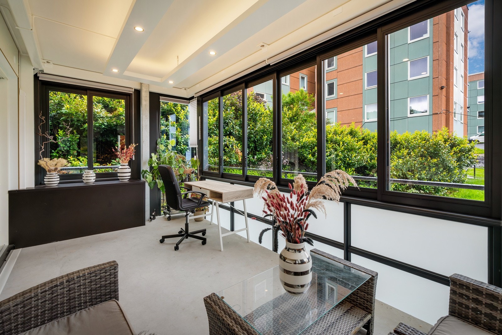 Balkongen er flott utført med downlights i himling og justerbar solskjerming Galleribilde