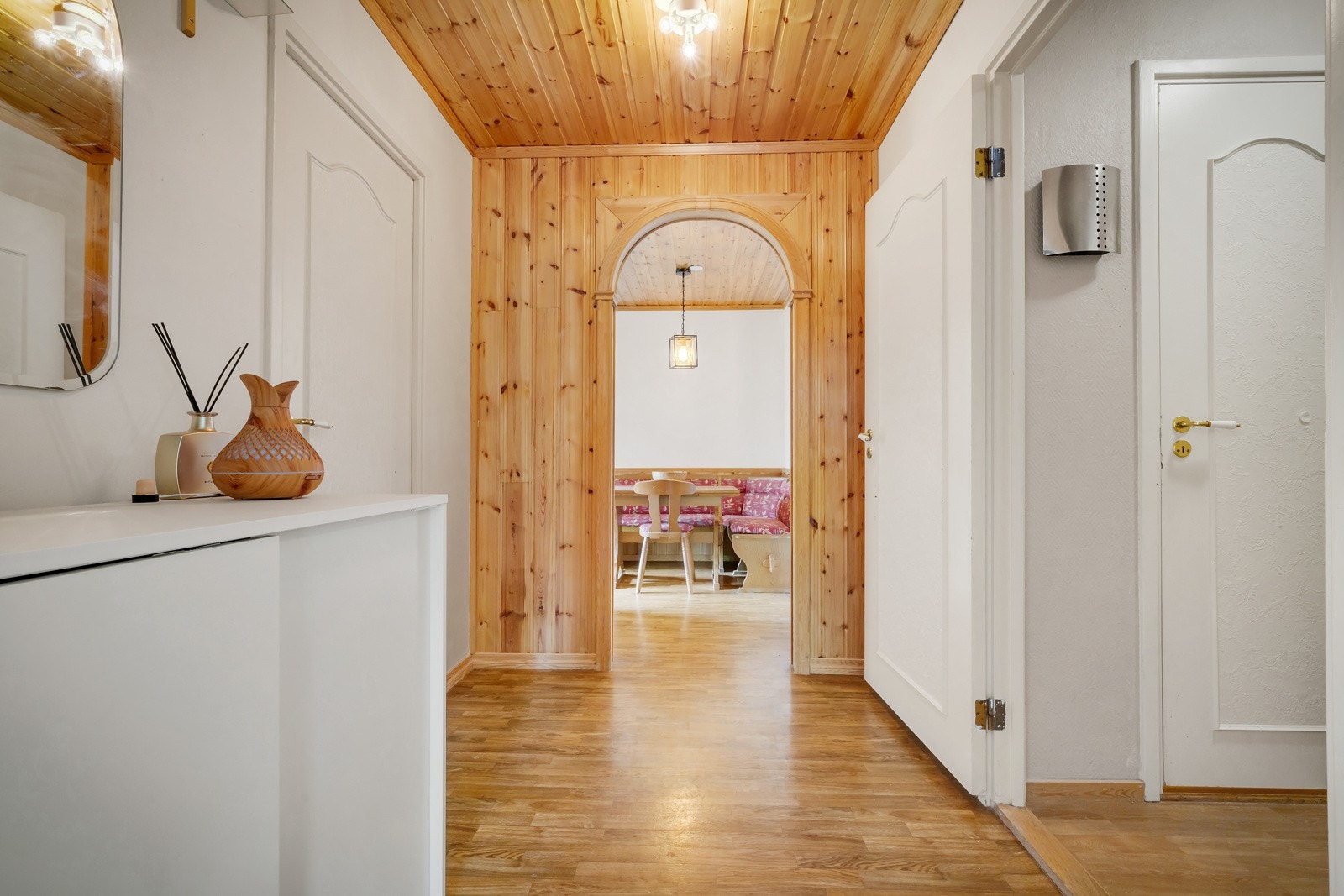 På andre siden av gangen følger kjøkkenet Galleribilde