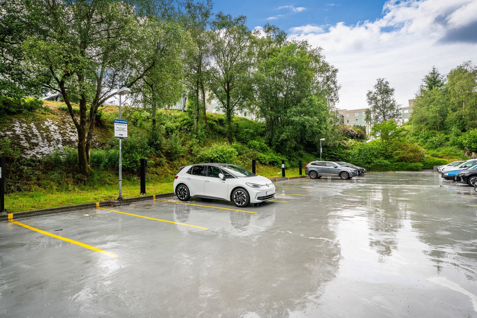 Parkering på fellestomt eller i garasje (venteliste). Mulighet for lading av el-bil. Galleribilde