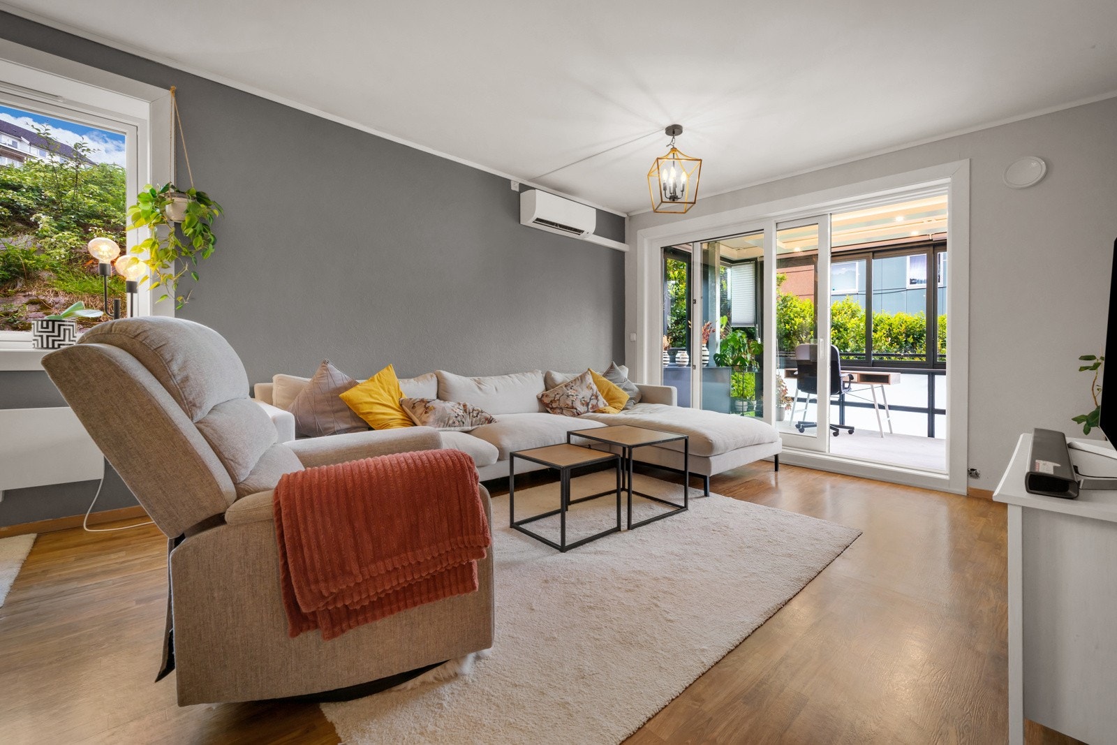 Rommet preges av tidsriktige fargevalg og store vindusflater Galleribilde