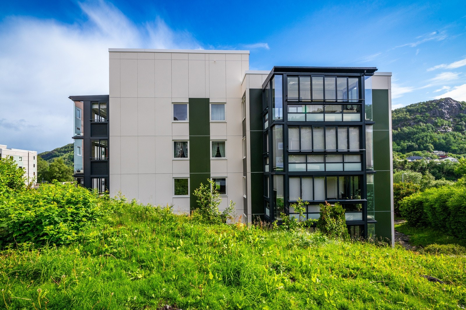 Med gangavstand til alt man måtte trenge av service-, fritids- og kollektivtilbud er det lite å utsette på eiendommen. Hjertelig velkommen til visning! Galleribilde