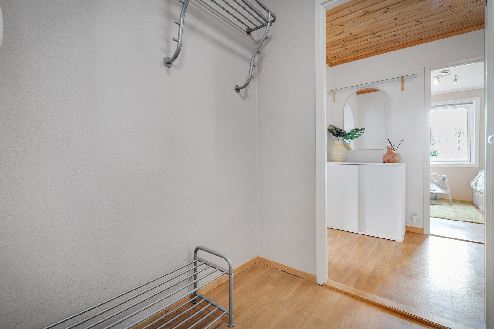 Entré har god plass til oppheng av yttertøy. Kan enkelt utstyres med fastmontert garderobe Galleribilde