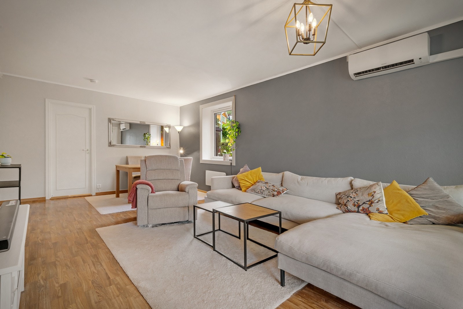 Stuen gir god plass til å innrede i forskjellige soner Galleribilde