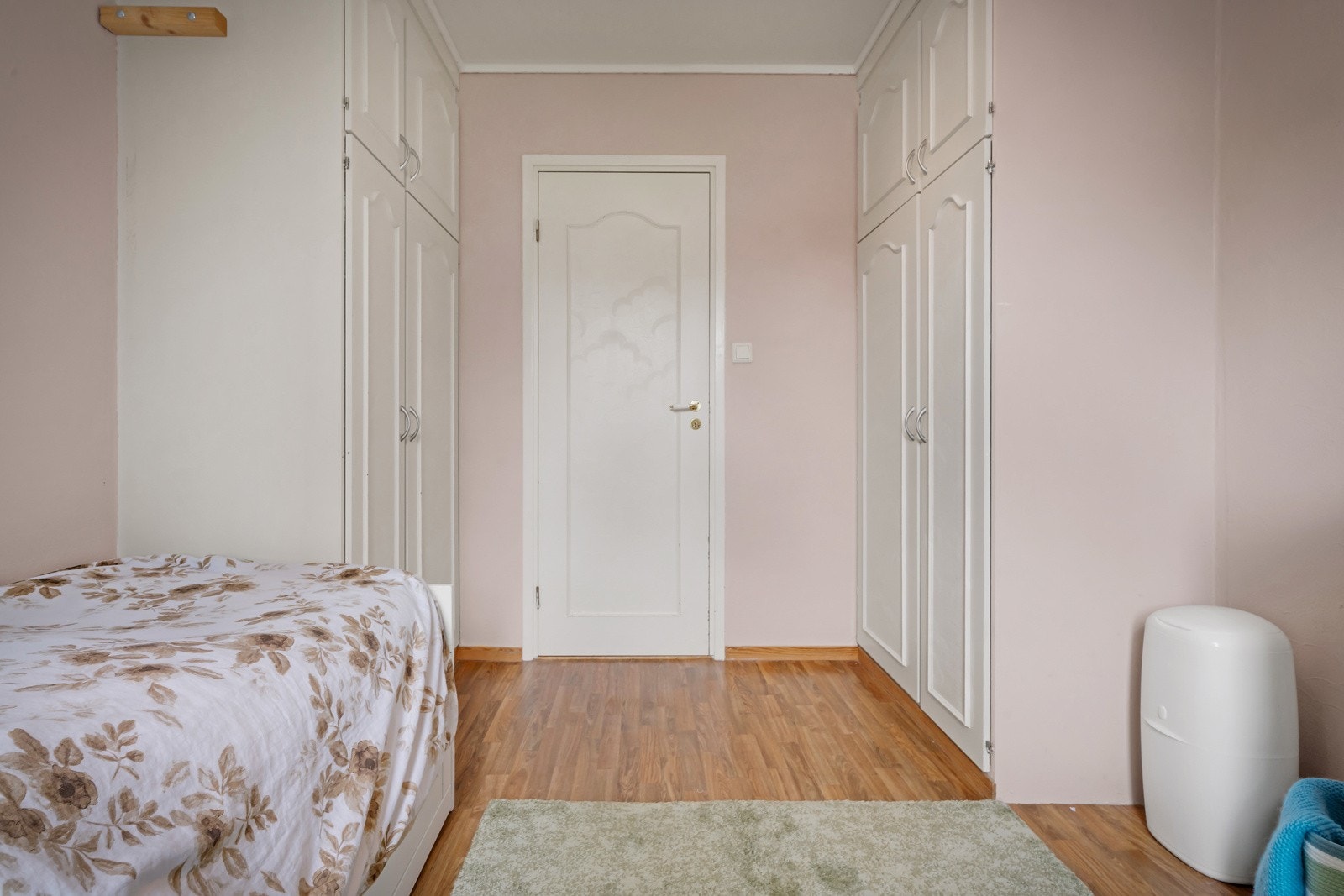 Også dette rommet har integrert garderobeløsning Galleribilde