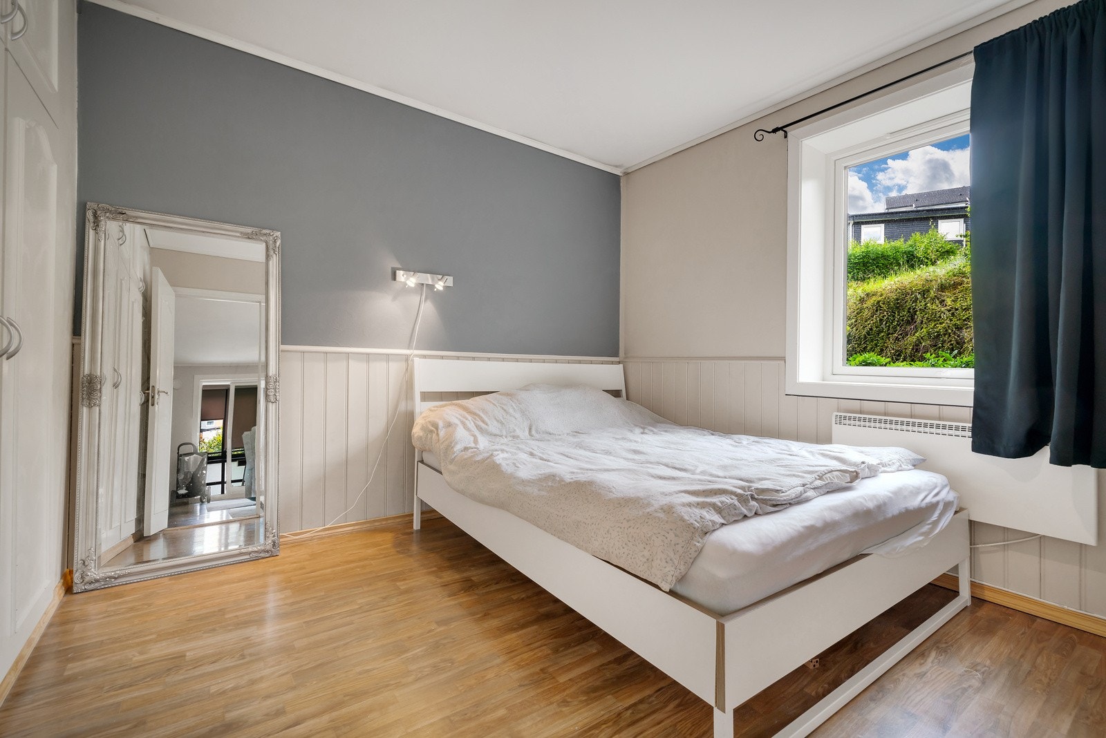 Rommet måler 10,7 kvm og gir god plass til div. møblement Galleribilde