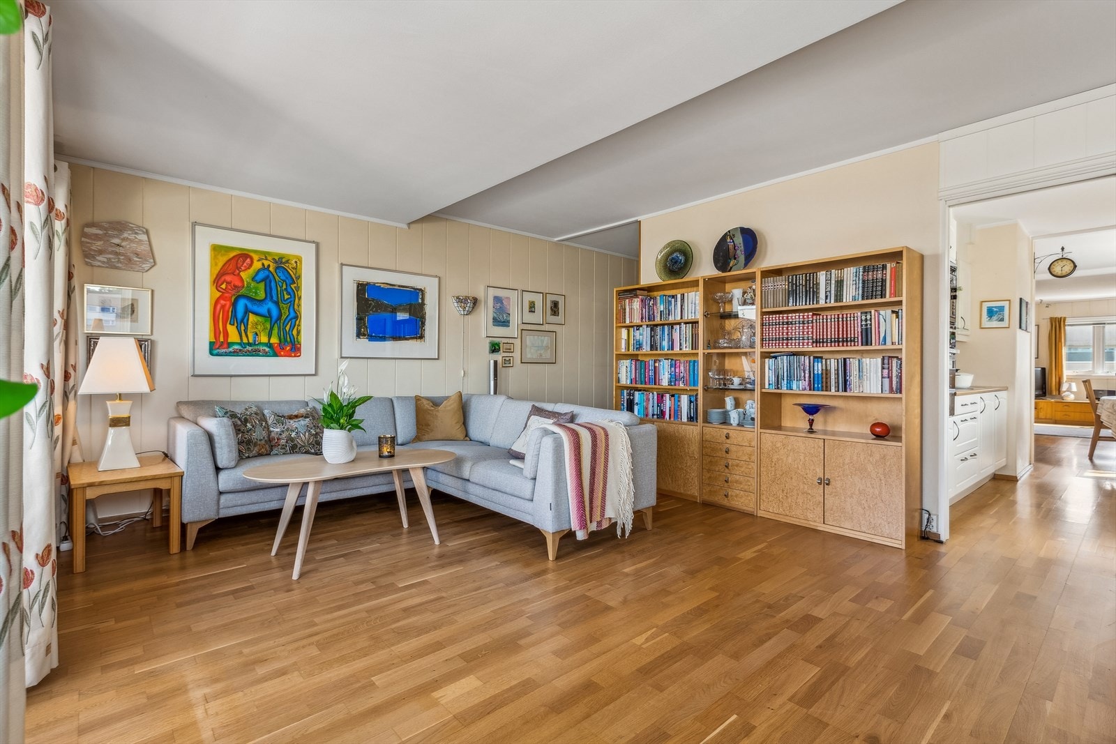 Dagligstuen fremstår som luftig og måler 21 m². Har en trivelig sofakrok hvor familie og venner kan samles. Galleribilde