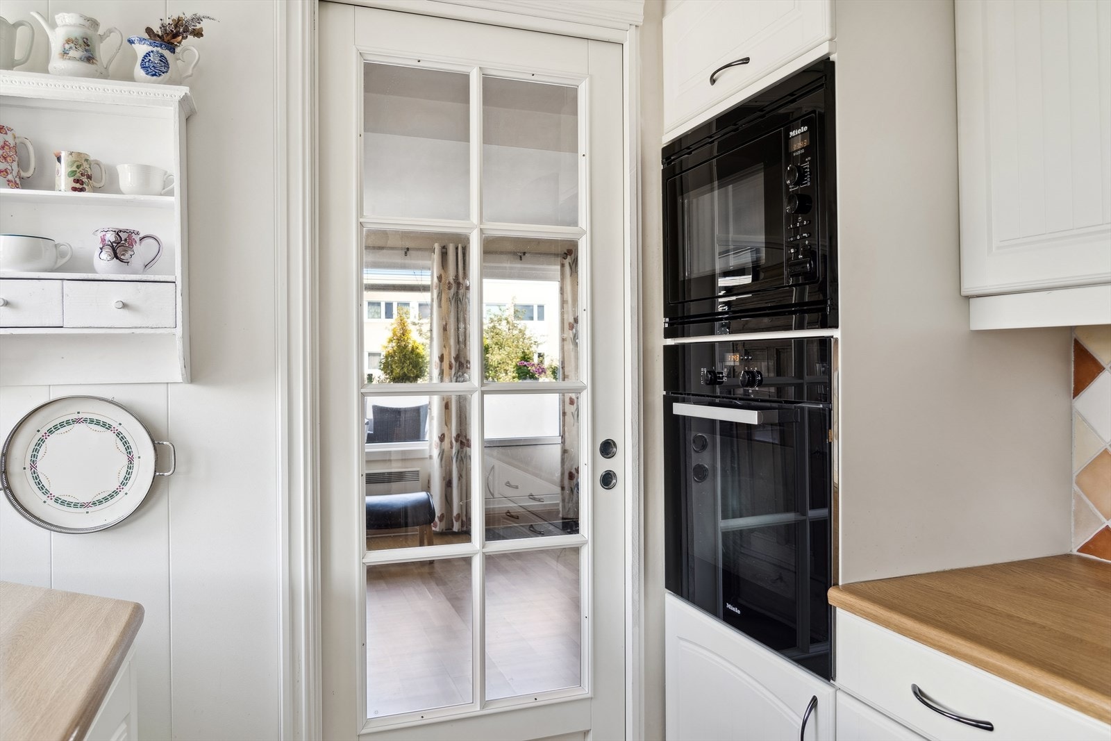 Kjøkkenet er utstyrt med Miele hvitevarer, mye lagringsplass i over- og underskap og ventilator fra Røroshetta over stekesonen. Galleribilde