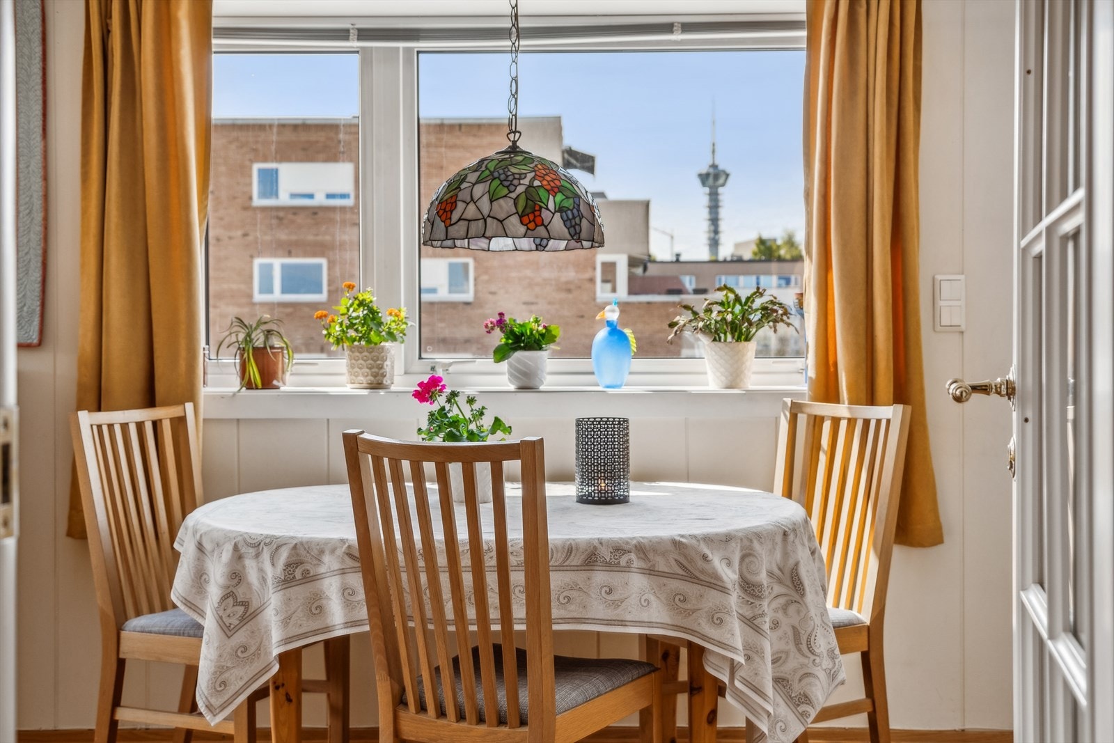 Her inntas frokost, middag og kvelds med utsikt til Tyholttårnet som lyssettes rundt juletider. Galleribilde