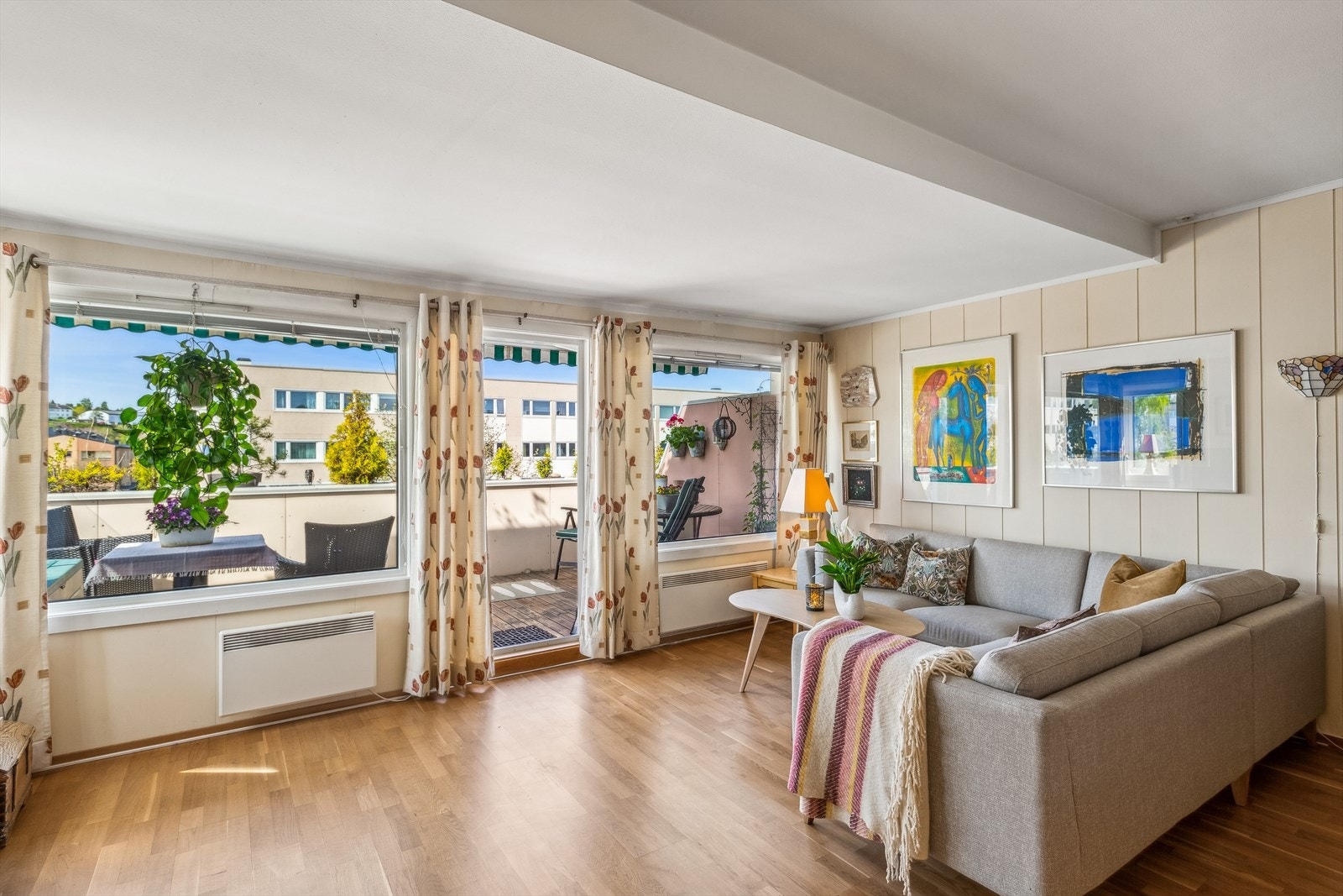 Fra hovedstuen har man utgang til terrassen. Galleribilde