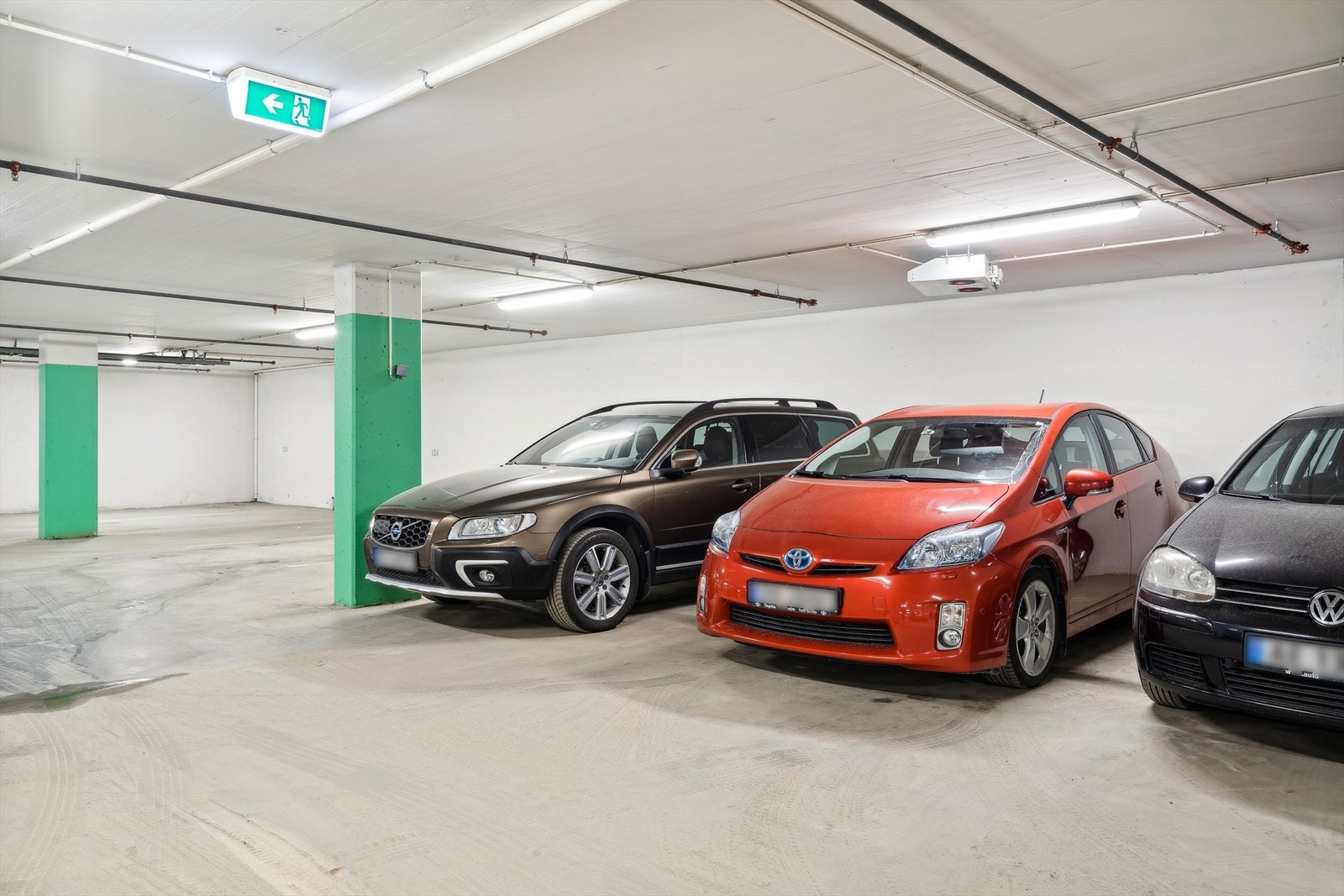 Leiligheten har egen plass i moderne parkeringsanlegg. Galleribilde