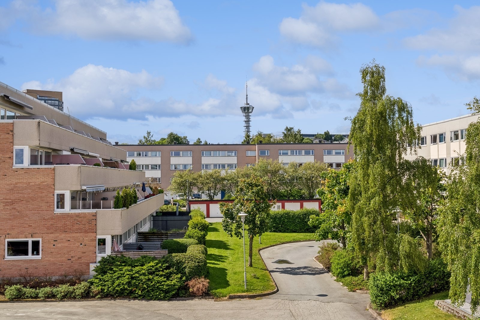 Velkommen til Fjøsmestervegen 3C - En pen og tiltalende 3(4)-roms i 3.etasje i populære Bromstad BL med sentral beliggenhet, sør/vest-vendt terrasse med ypperlige sol- og utsiktforhold og P-plass i moderne garasjeanlegg. DNB Eiendom v/ Sindre H. Mathisen Galleribilde