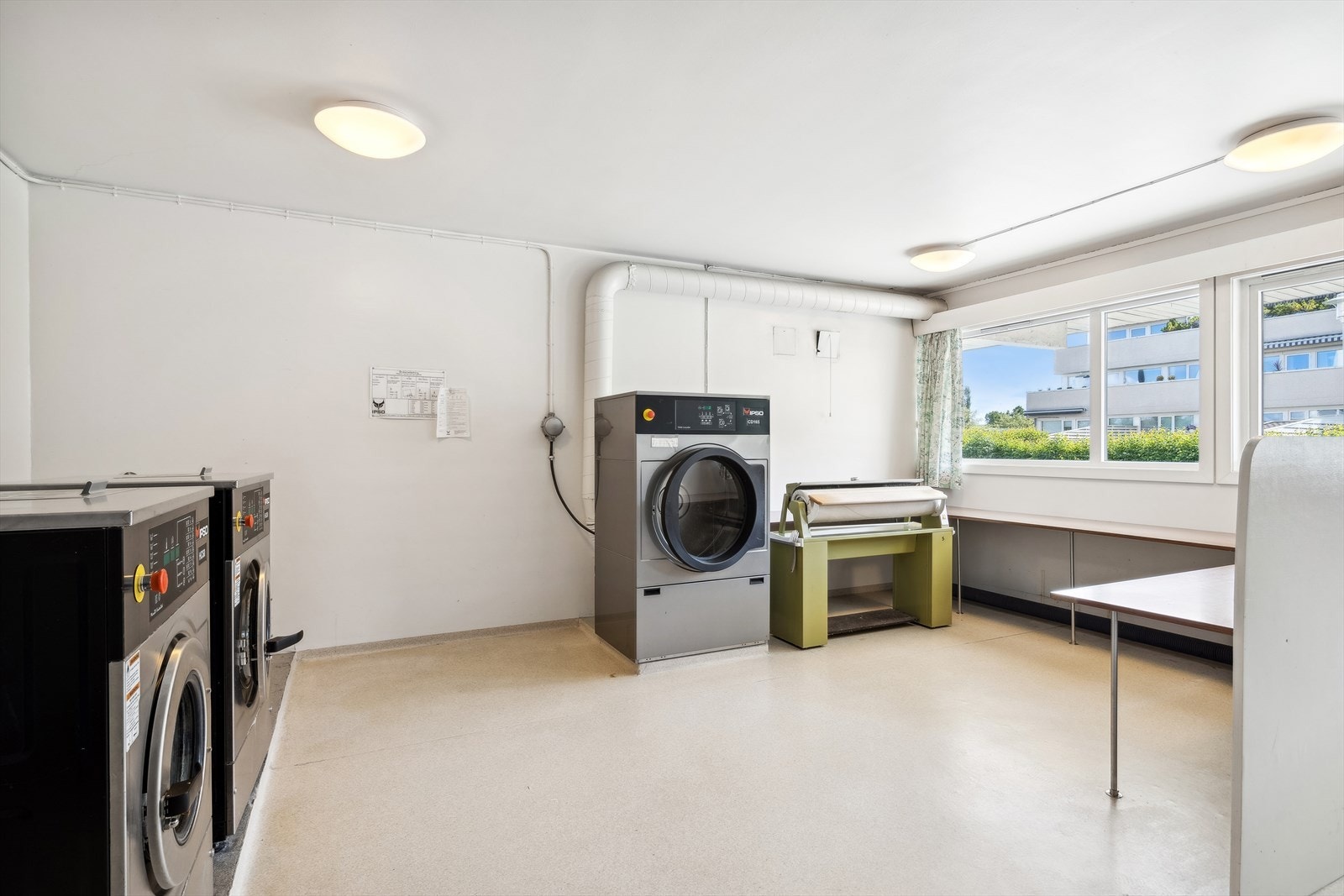 Borettslaget har felles vaskerom med vaskemaskin og tørketrommel av størrelsen som tåler både dyner og soveposer mm. Ypperlig for familien eller for den turglade. Galleribilde