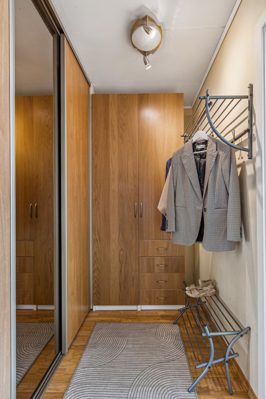 Romslig walk-in garderobe med stor garderobeløsning. Galleribilde