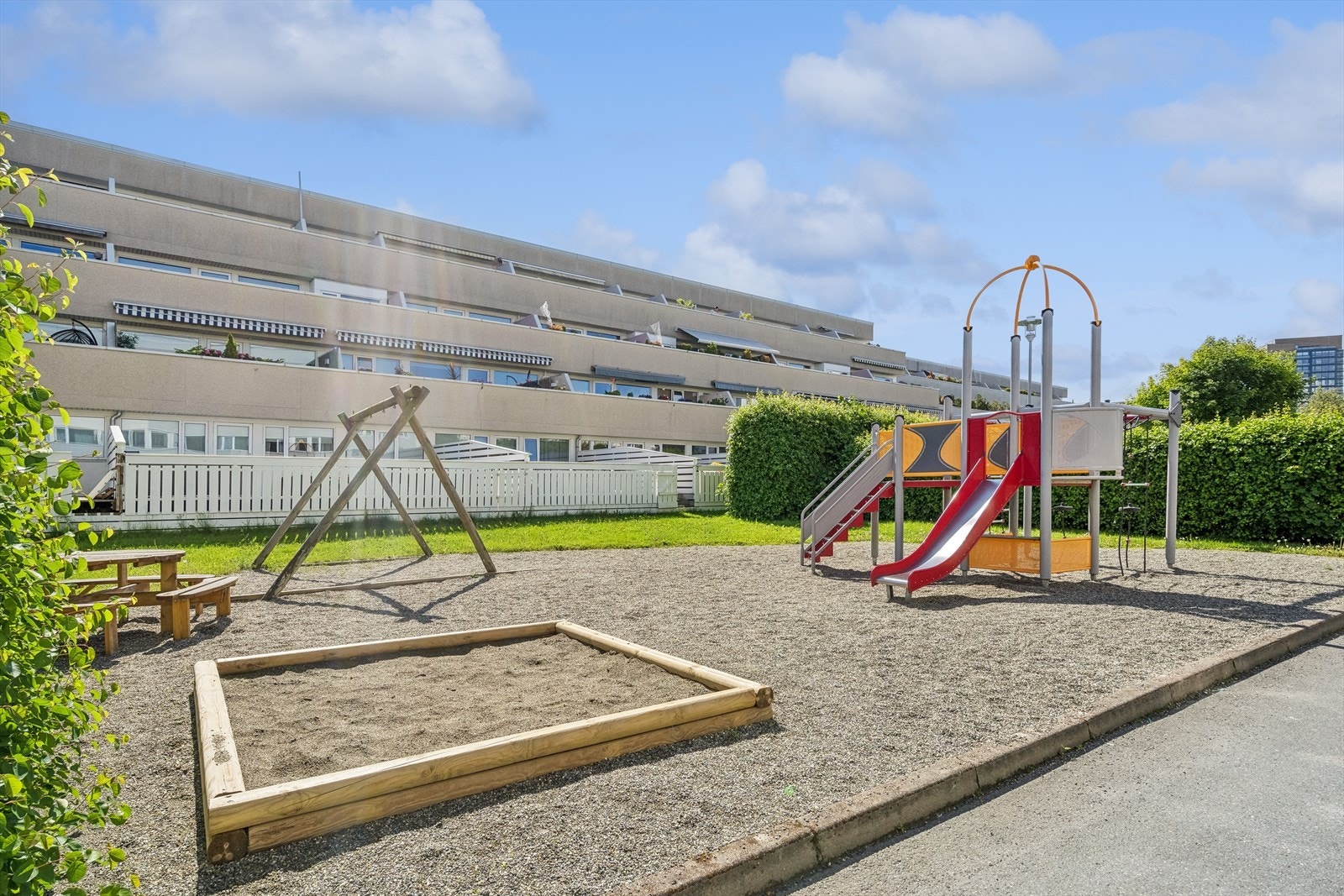 Fellesområdene er et eldorado for barnefamilier med mange lekeplasser og sittegrupper. Det er god boltreplass i trafikkfrie omgivelser for barn og voksne. Galleribilde