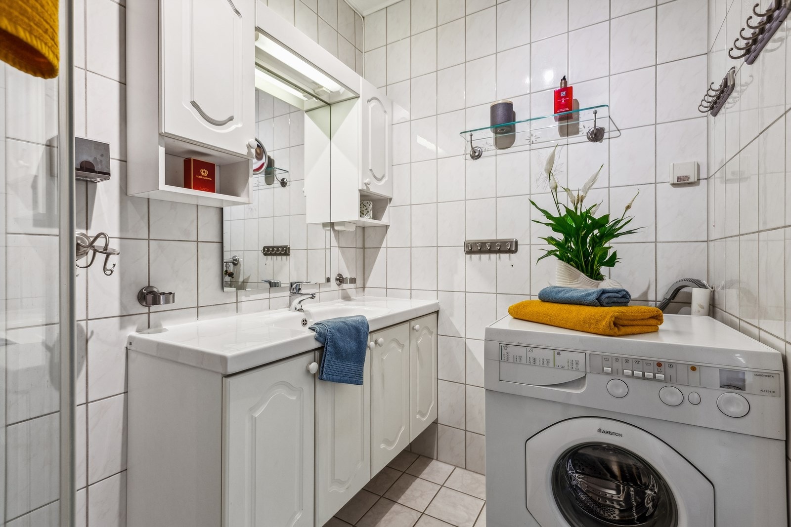 Lyst og flislagt baderom med varmekabler i gulv. Dette er 3,6 kvm. og kan slås sammen med WC som ligger vegg-i-vegg når man ønsker å oppgradere badet. Galleribilde