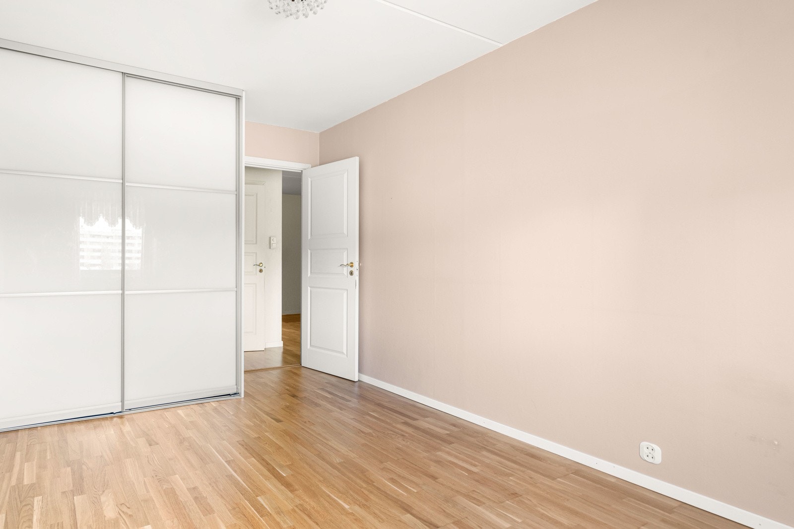 Her er det god plass til dobbeltseng og garderobeløsning. Galleribilde