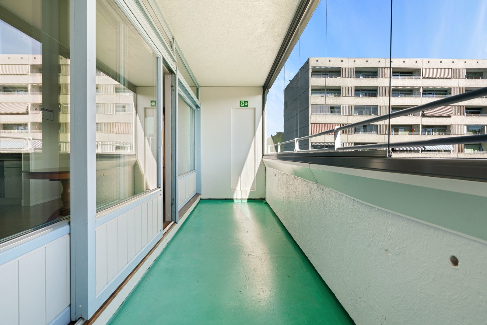 Stuen har utgang til innglasset balkong på ca. 7 m². Galleribilde