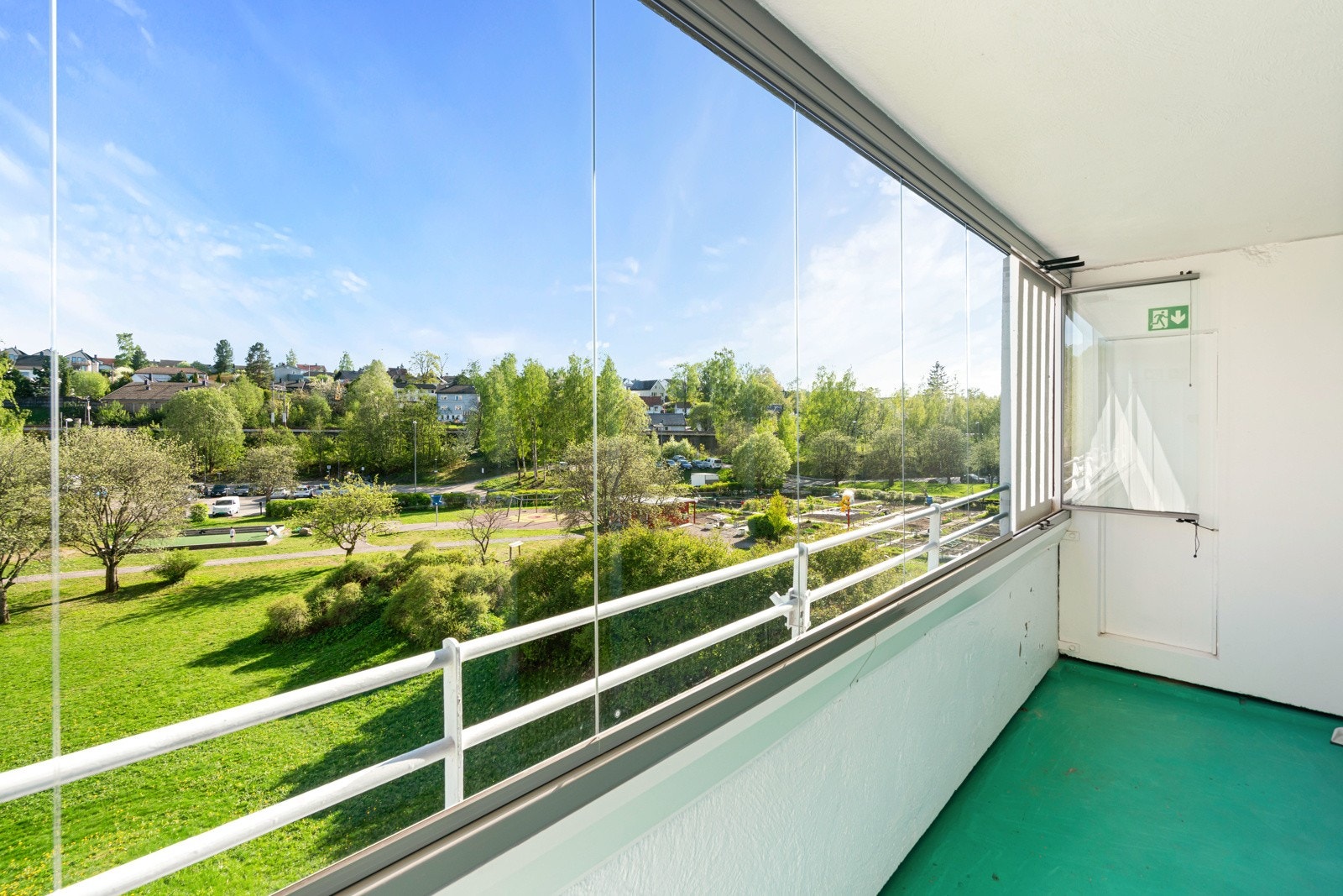 Balkongen er sydvendt og har flotte lys- og solforhold. Galleribilde