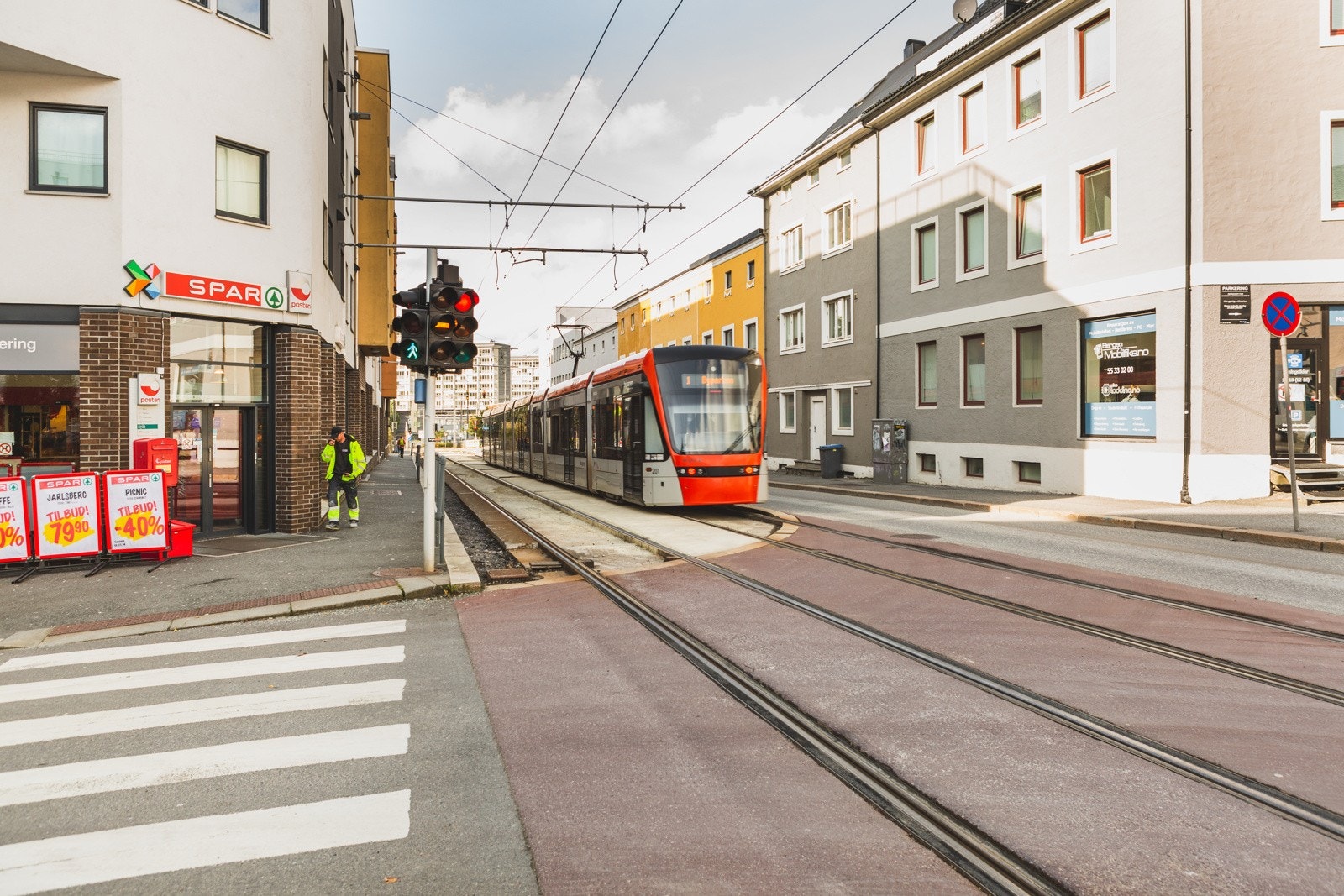 Rett i nærheten finner man Spar Kronstadparken, like ved bybanesporet. Galleribilde