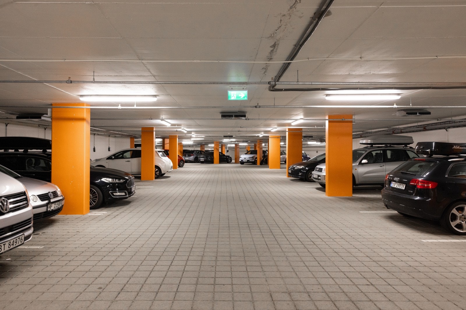 Felles garasjeanlegg for beboerne. Gjesteparkering er i parkeringshus i nabobygg. Galleribilde