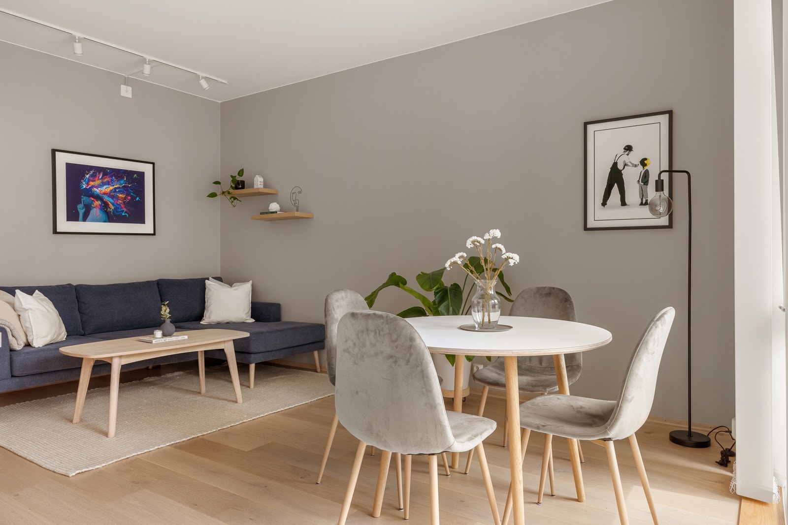 Stuens utforming gir plass til både sofa og spisegruppe. Galleribilde