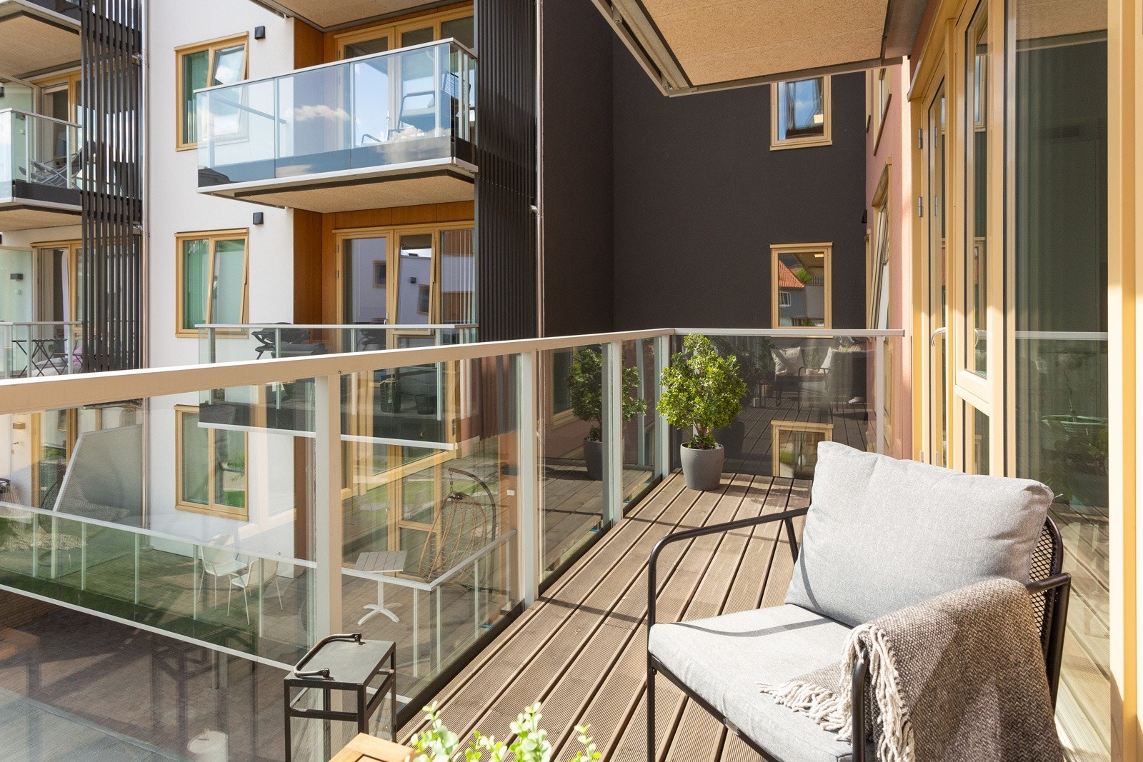 På balkongen kan man nyte formiddags- og ettermiddagssol. Galleribilde