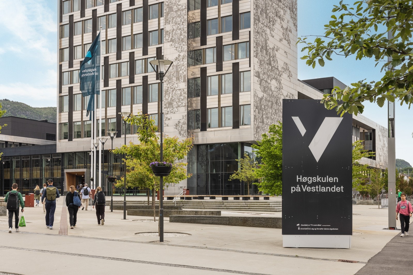 Det er kort gangavstand til HVL, hvor det er også er to bybanestopp. Galleribilde