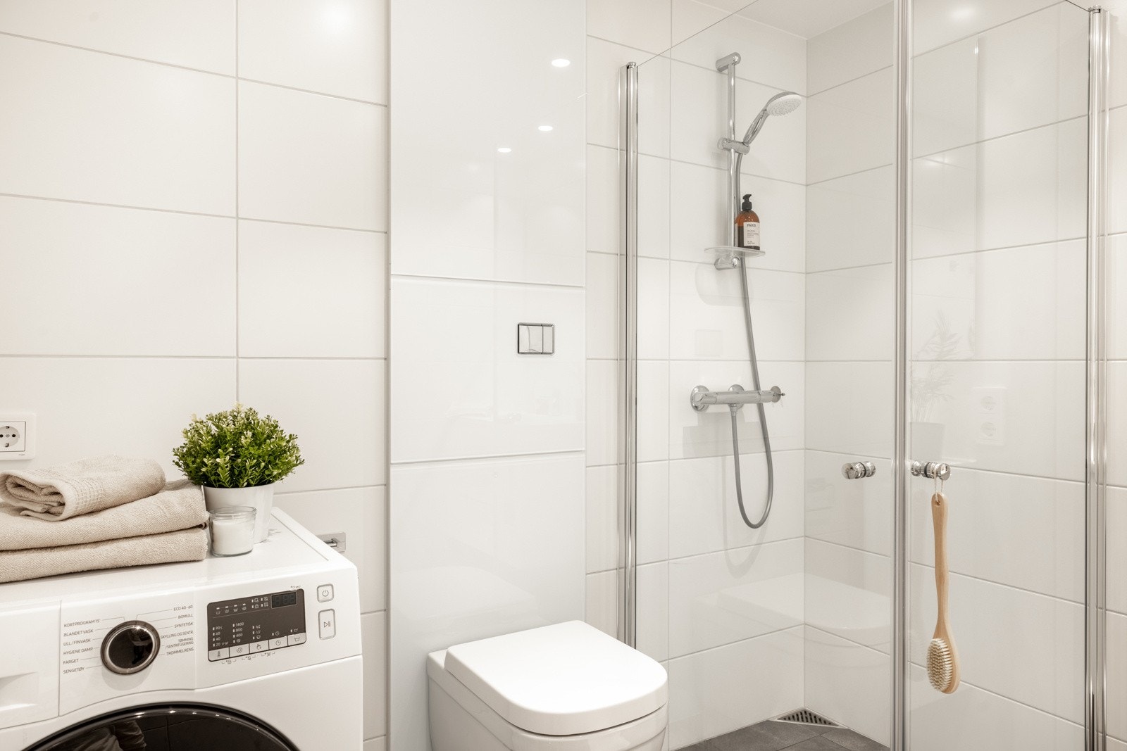 Badet er fra byggeår og ble levert av Boxen baderomskabiner. Det er opplegg for vaskemaskin. Galleribilde