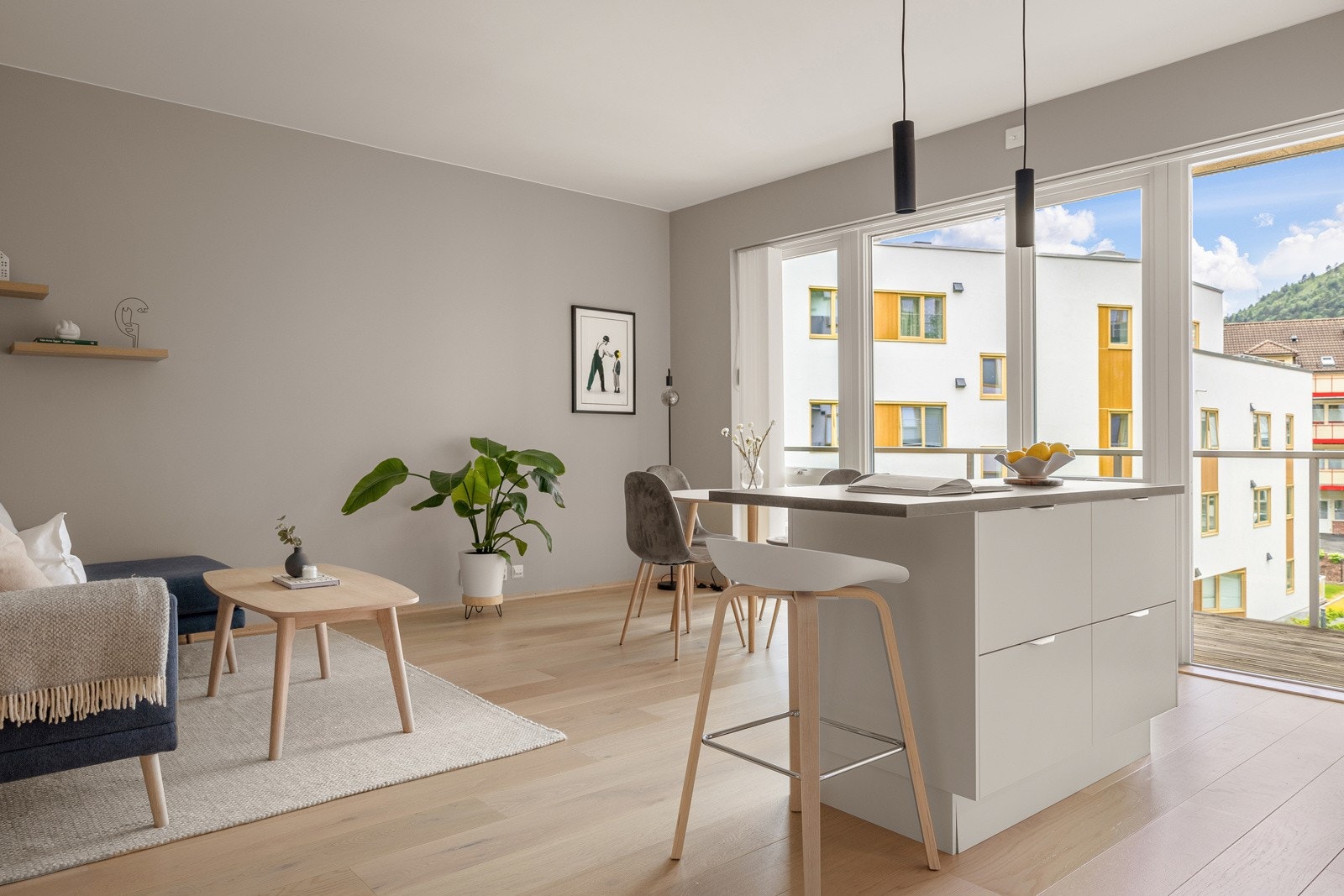 Stuen preges av god takhøyde og et fantastisk lysinnslipp fra de store vindusflatene. Galleribilde