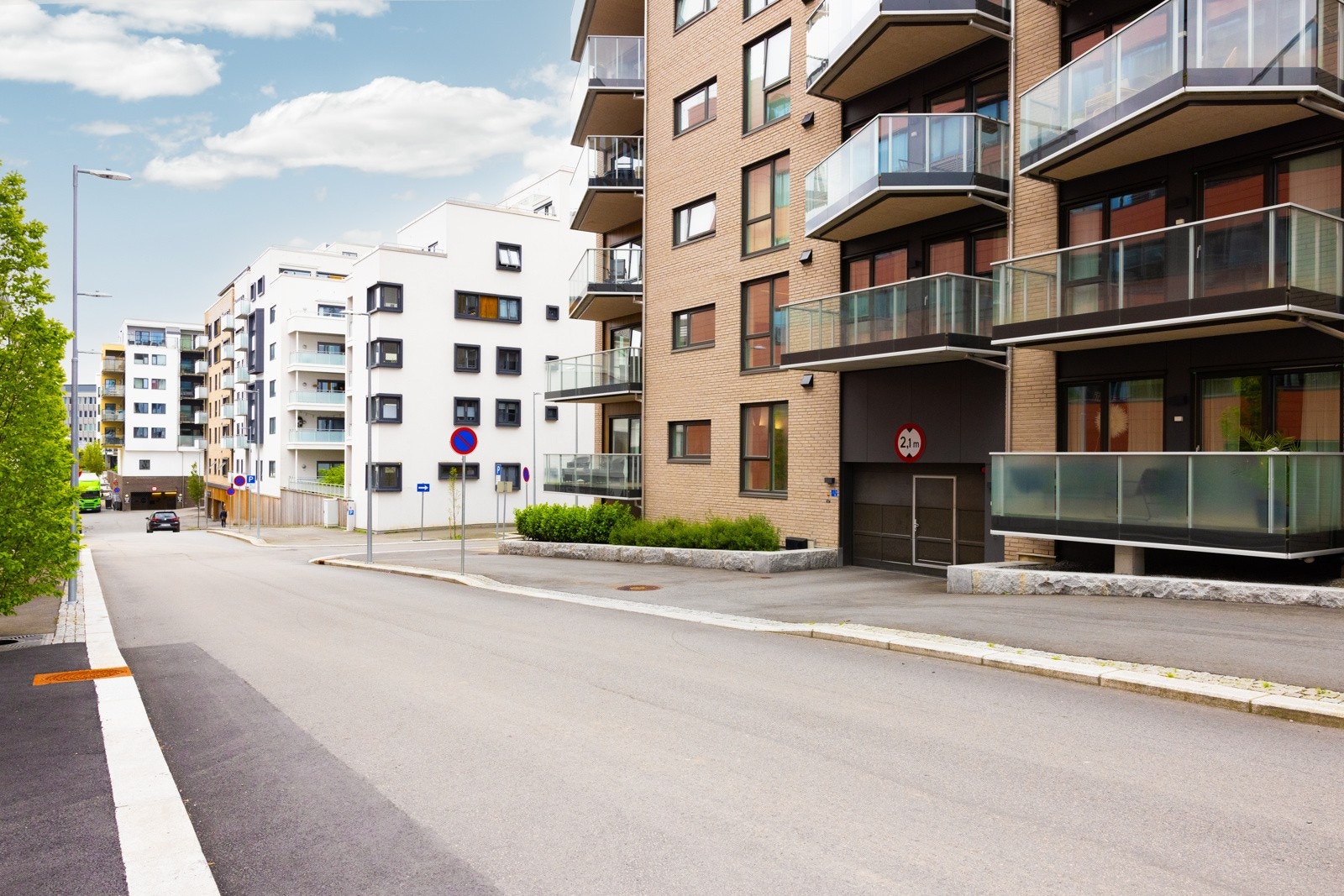 Innkjøring til lukket garasjeanlegg. Galleribilde