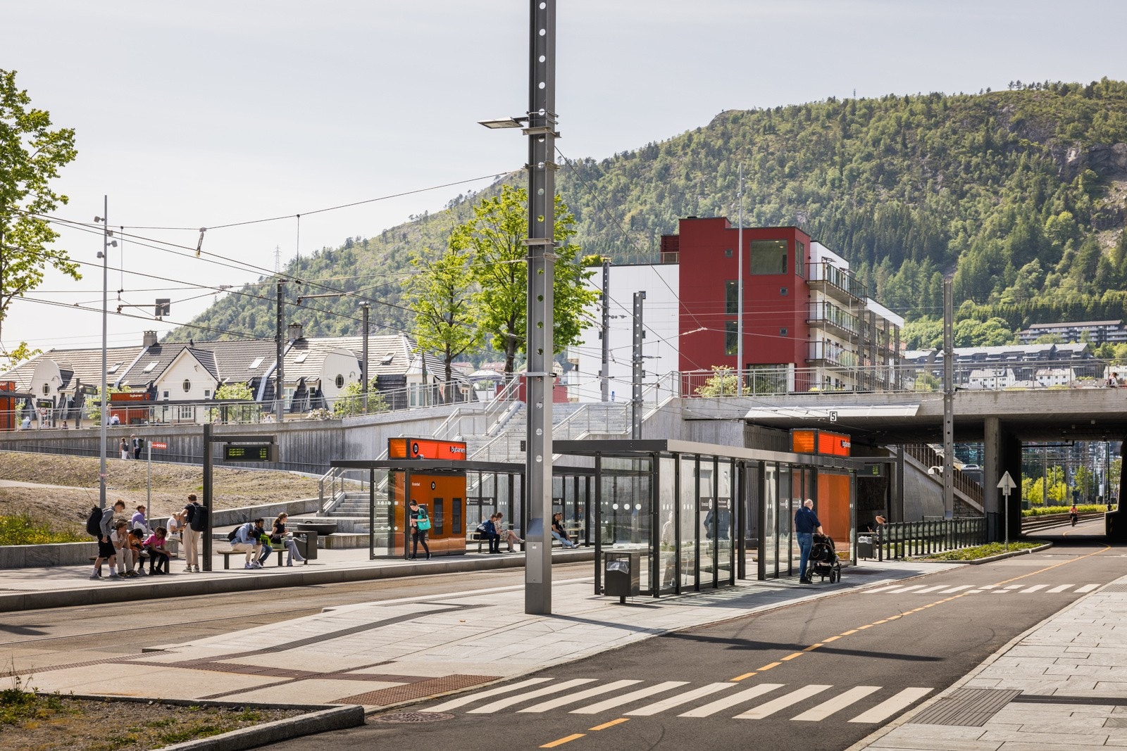 På Kronstad går både Bybanens linje 1 og linje 2 til Fyllingsdalen, sentrum og Haukeland. Galleribilde