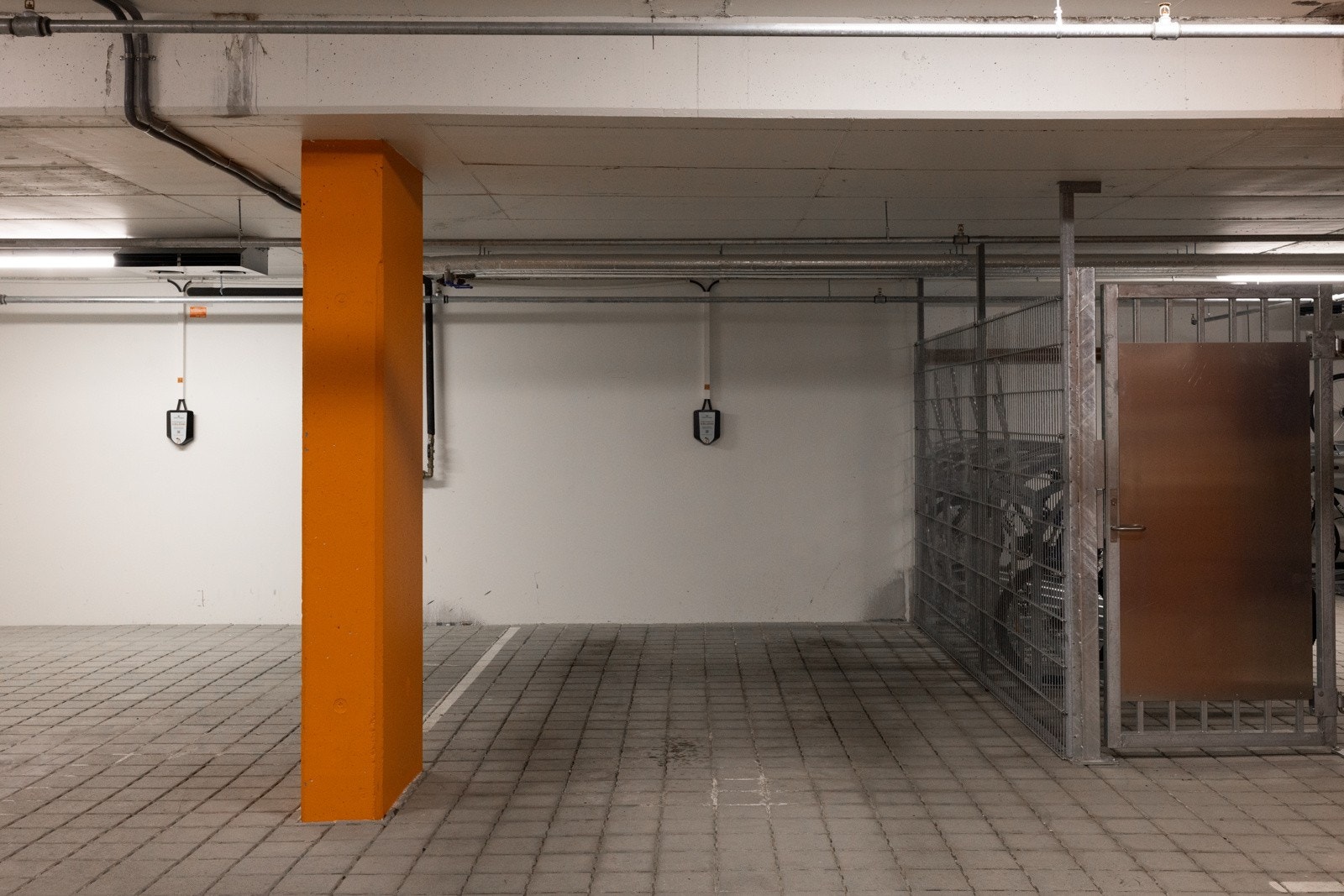 Det medfølger fast garasjeplass (nr. 85). Det er lagt opp strøm til ladeboks, men ikke installert. Ladebokser kjøpes/driftes av Aneo. Galleribilde