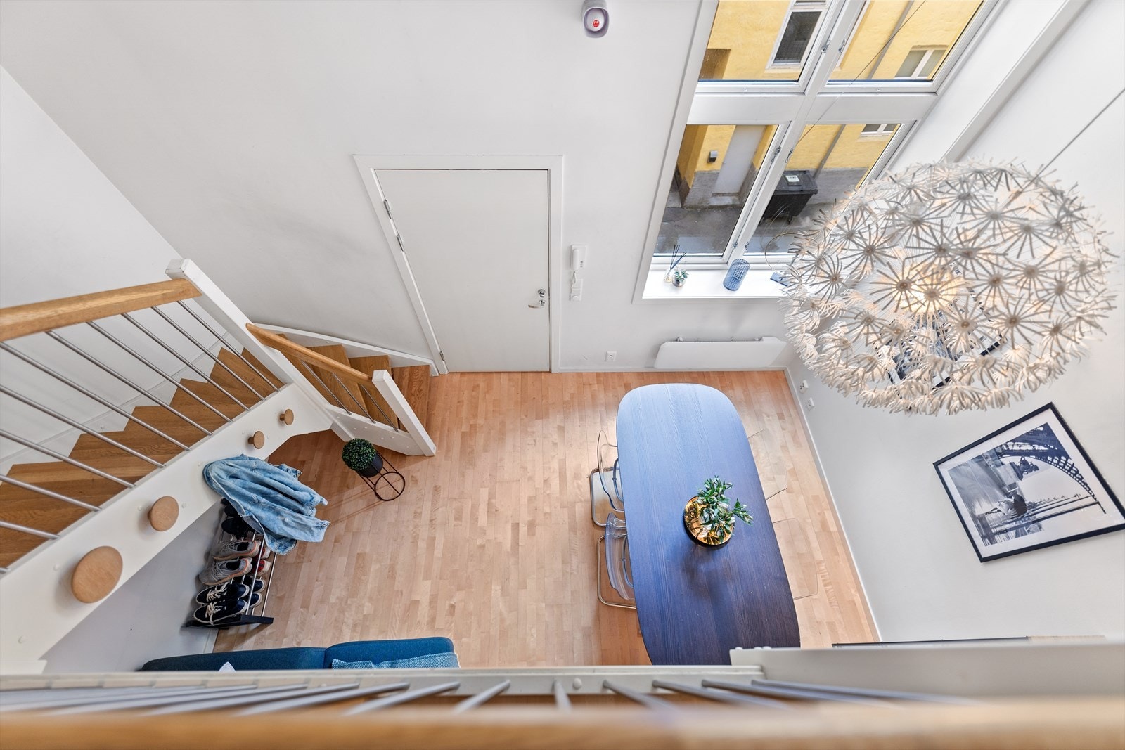 Takhøyde på ca. 4.3 meter fra stue opp mot 3.etasje Galleribilde