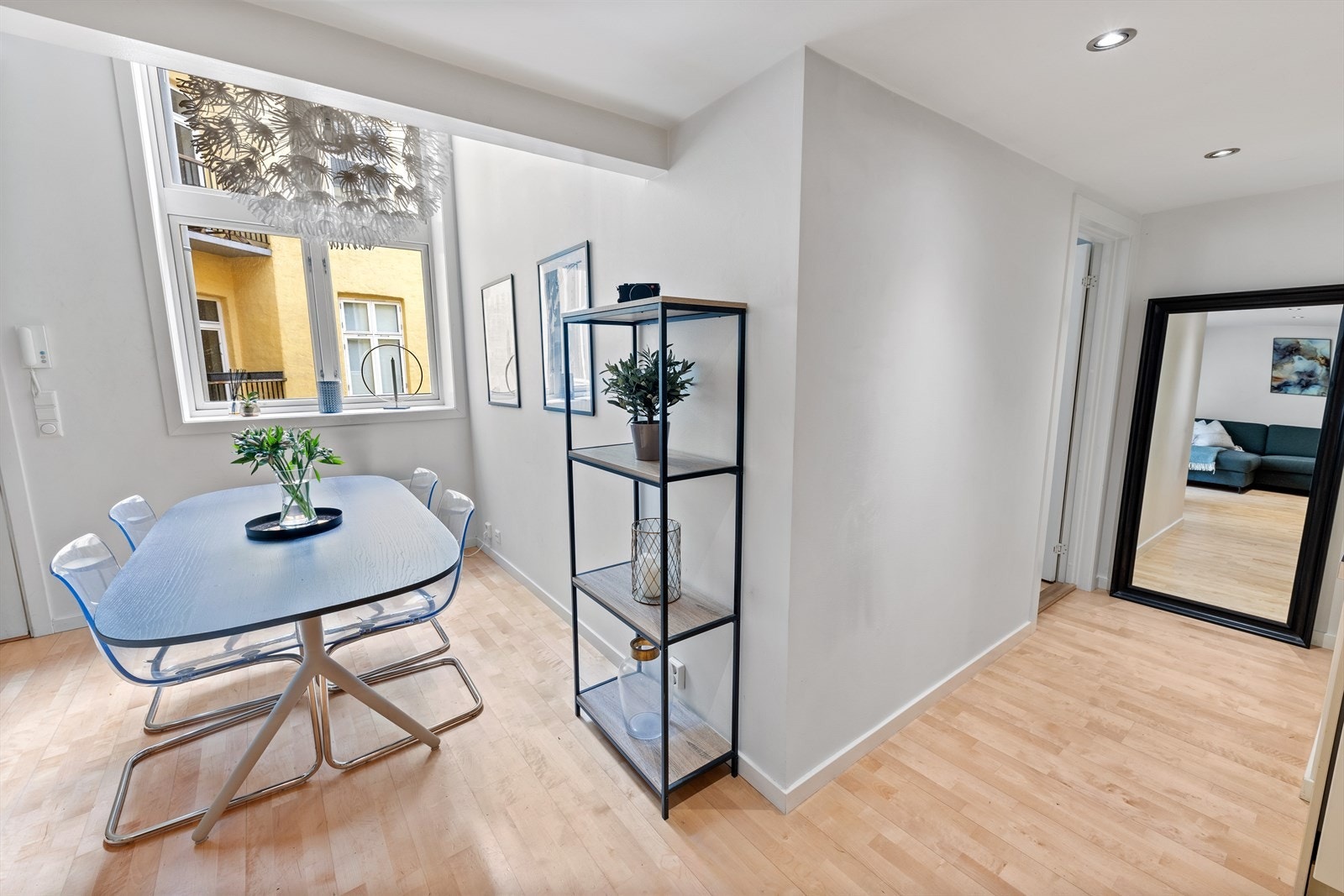 Stor vindusflate gir rikelig med lys og luftemuligheter Galleribilde