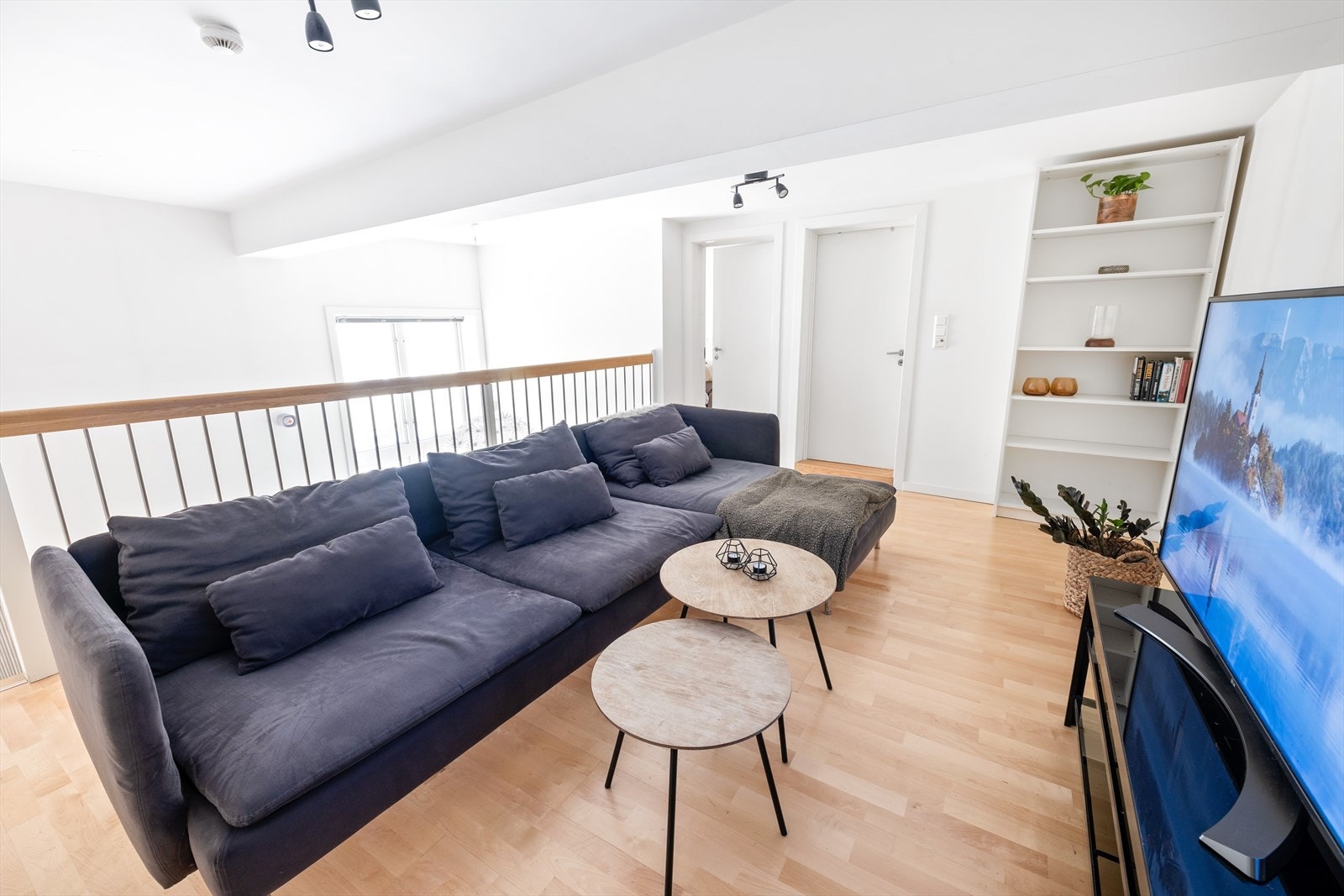 Loftstue med god plass til sofa med naturlig avstand til tv-seksjon Galleribilde