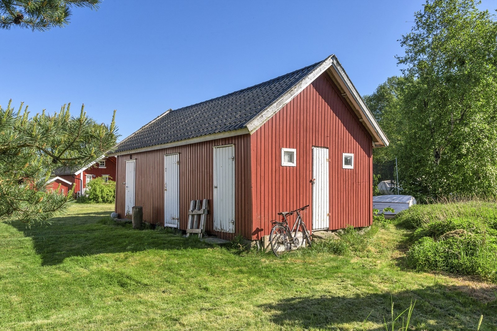 Uthus/anneks på 31 kvm. med innredet rom, 2 boder og utedo Galleribilde