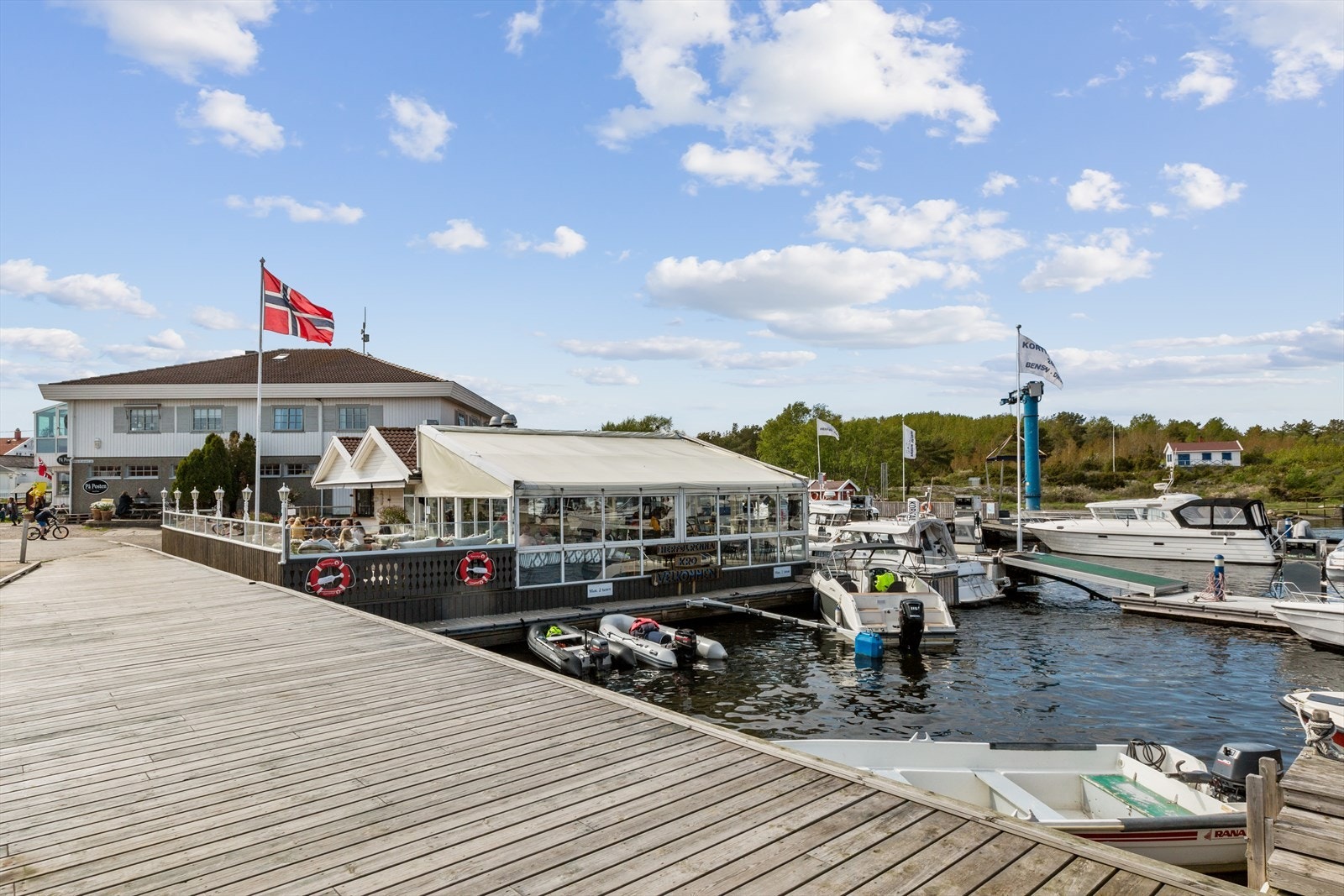 Det er ca. 250 meter til fergeleie for gratis rutebåt med flere daglige avganger året rundt og marina med gjestehavn, fylling av drivstoff, verksted og salg av rekvisita. Her er også sommeråpen storkiosk med dagligvarer, og spisested med god mat og drikke Galleribilde