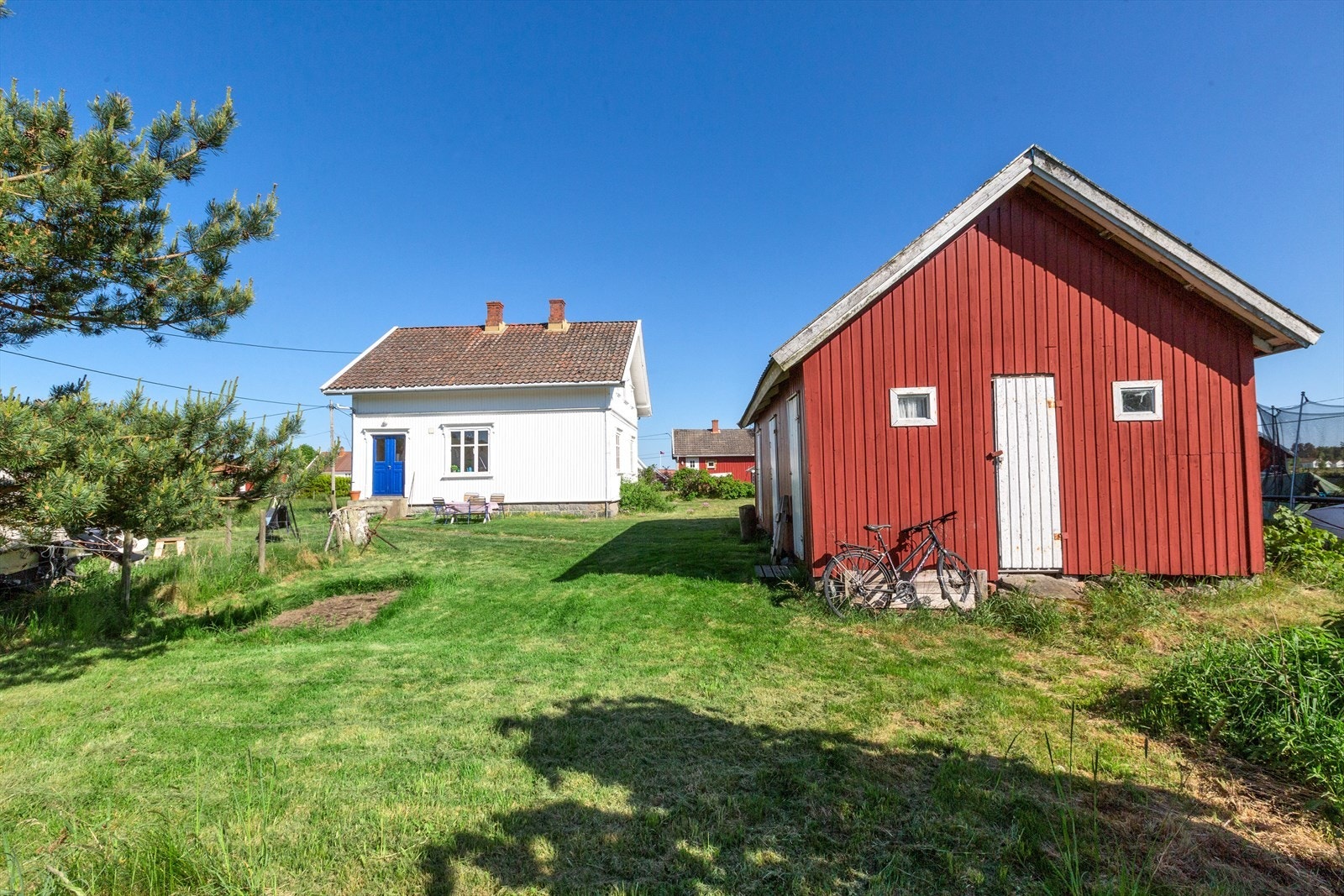 Eiendommen består av hovedhus på 113 kvm BRA og uthus/anneks på 31 kvm BRA. Galleribilde