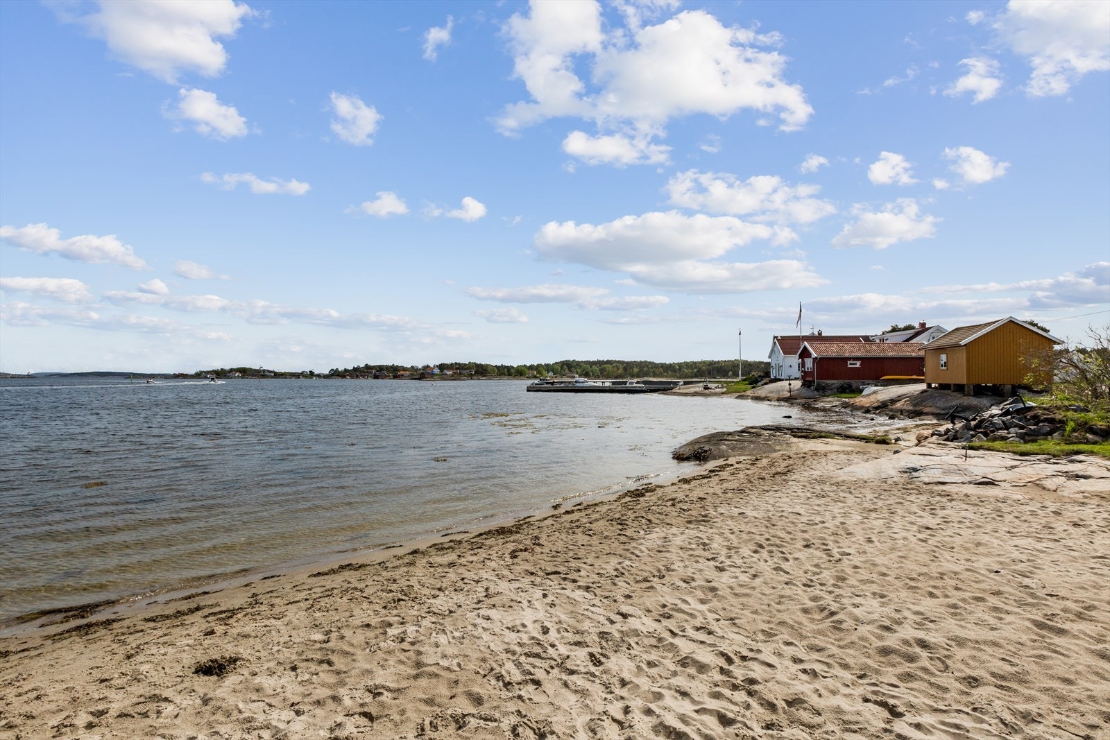 Ca. 250 meter fra eiendommen finner du denne flotte, langgrunne sandstranda med flotte bademuligheter mot "Herfølrenna" hvor båtene passerer i fem knops fart gjennom det trange Herfølsundet Galleribilde